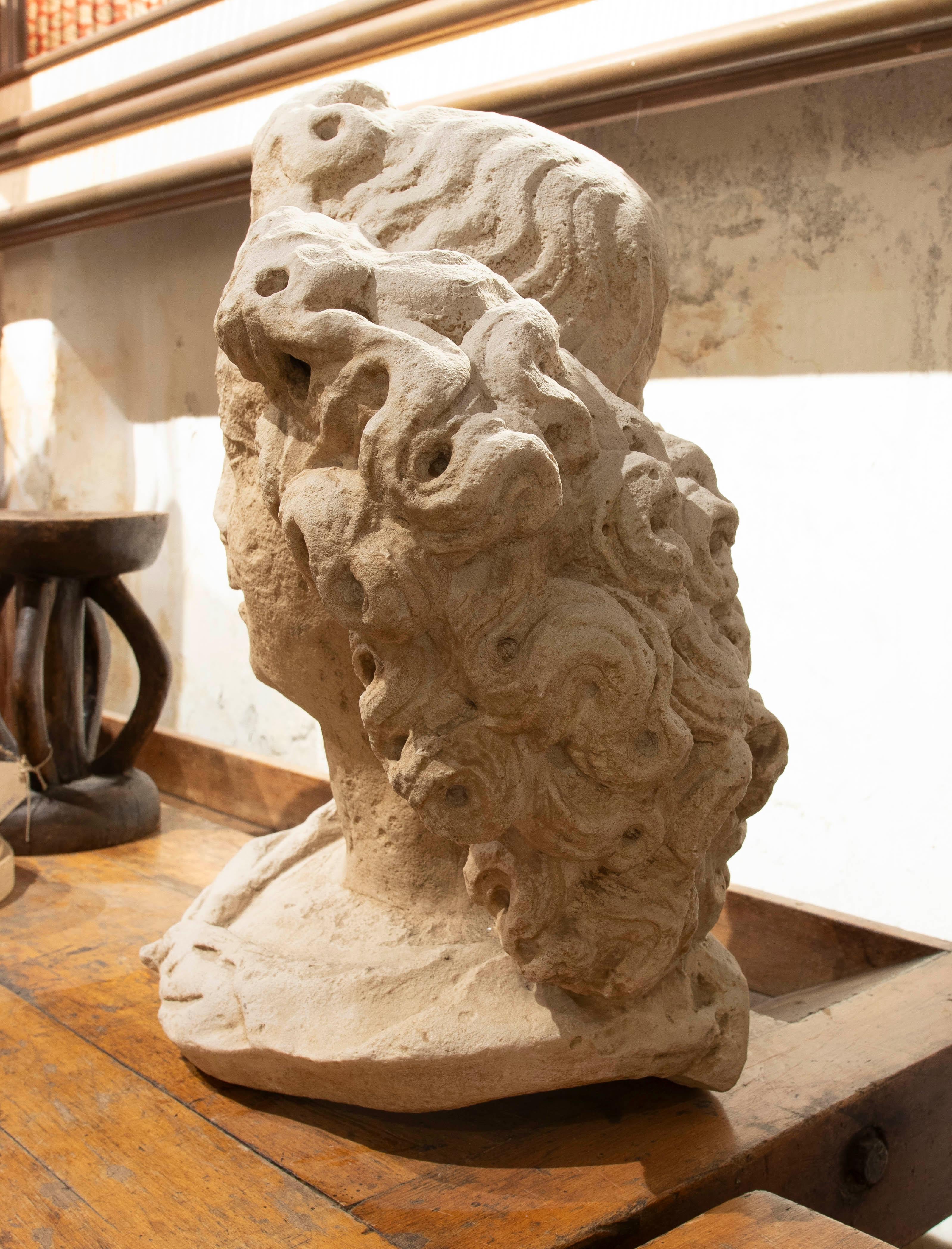 Tedesco Antico busto di angelo con capelli ricci in resina in stile gotico del 1980 in vendita