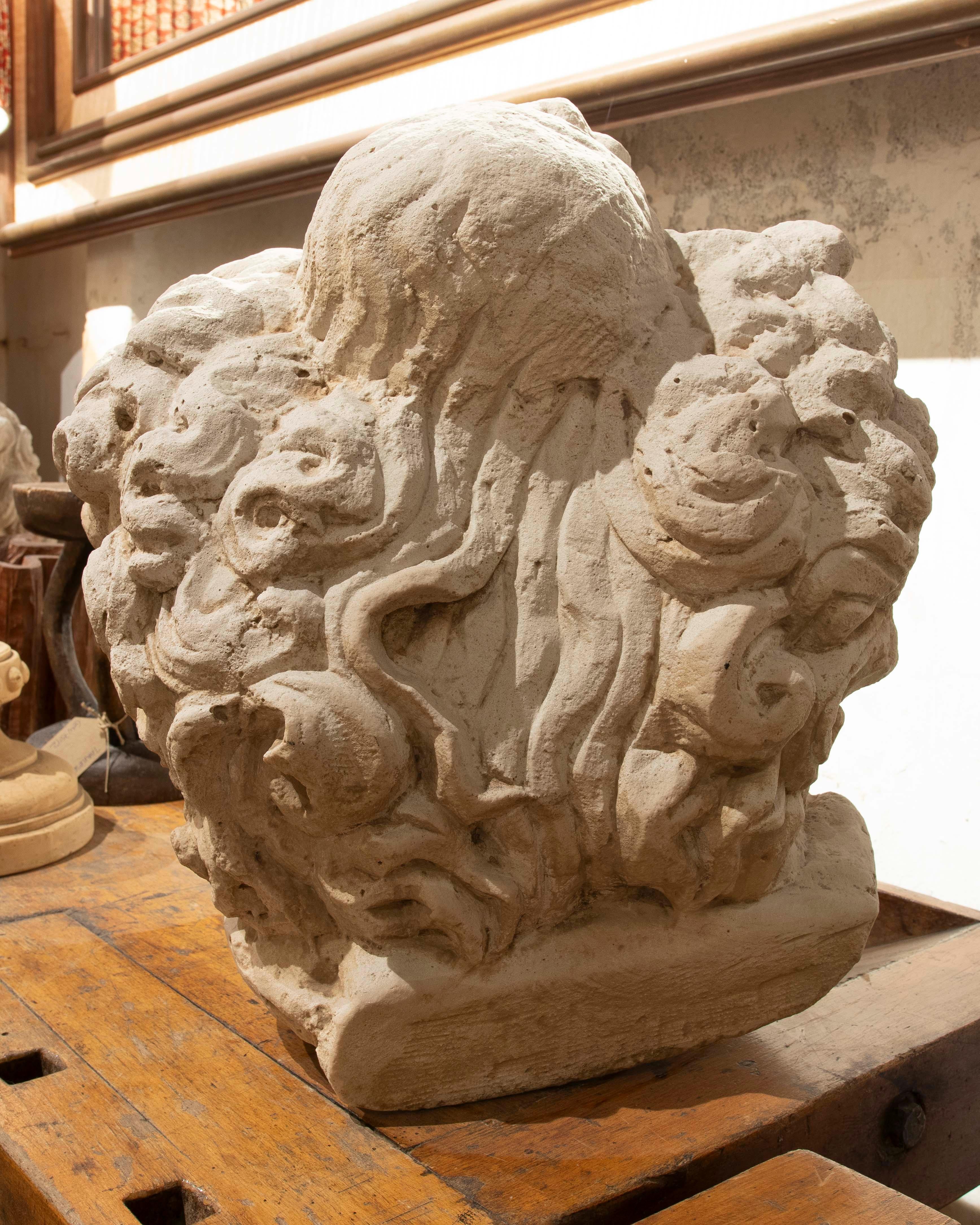 Antico busto di angelo con capelli ricci in resina in stile gotico del 1980 In condizioni buone in vendita a Marbella, ES