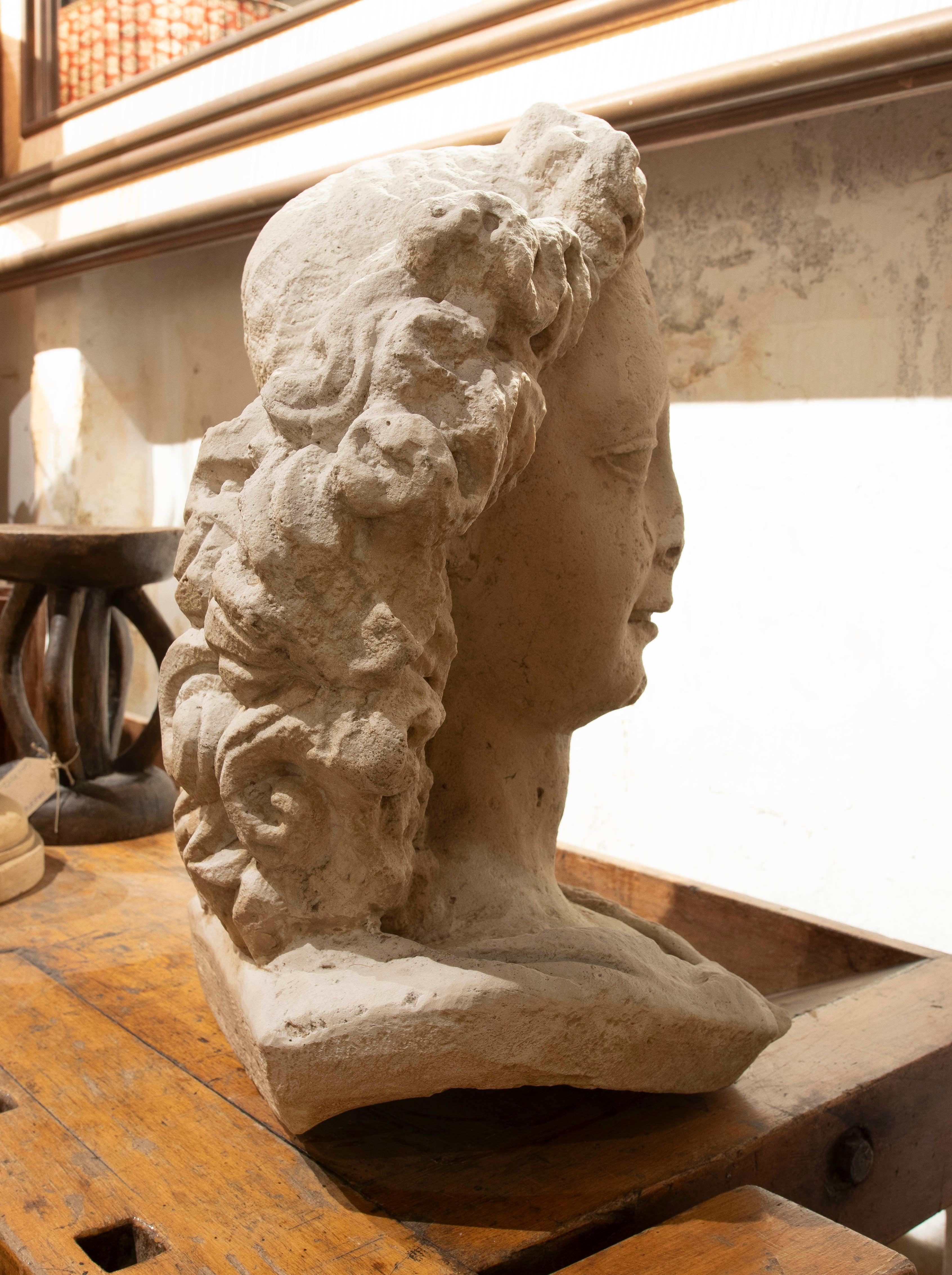 XX secolo Antico busto di angelo con capelli ricci in resina in stile gotico del 1980 in vendita