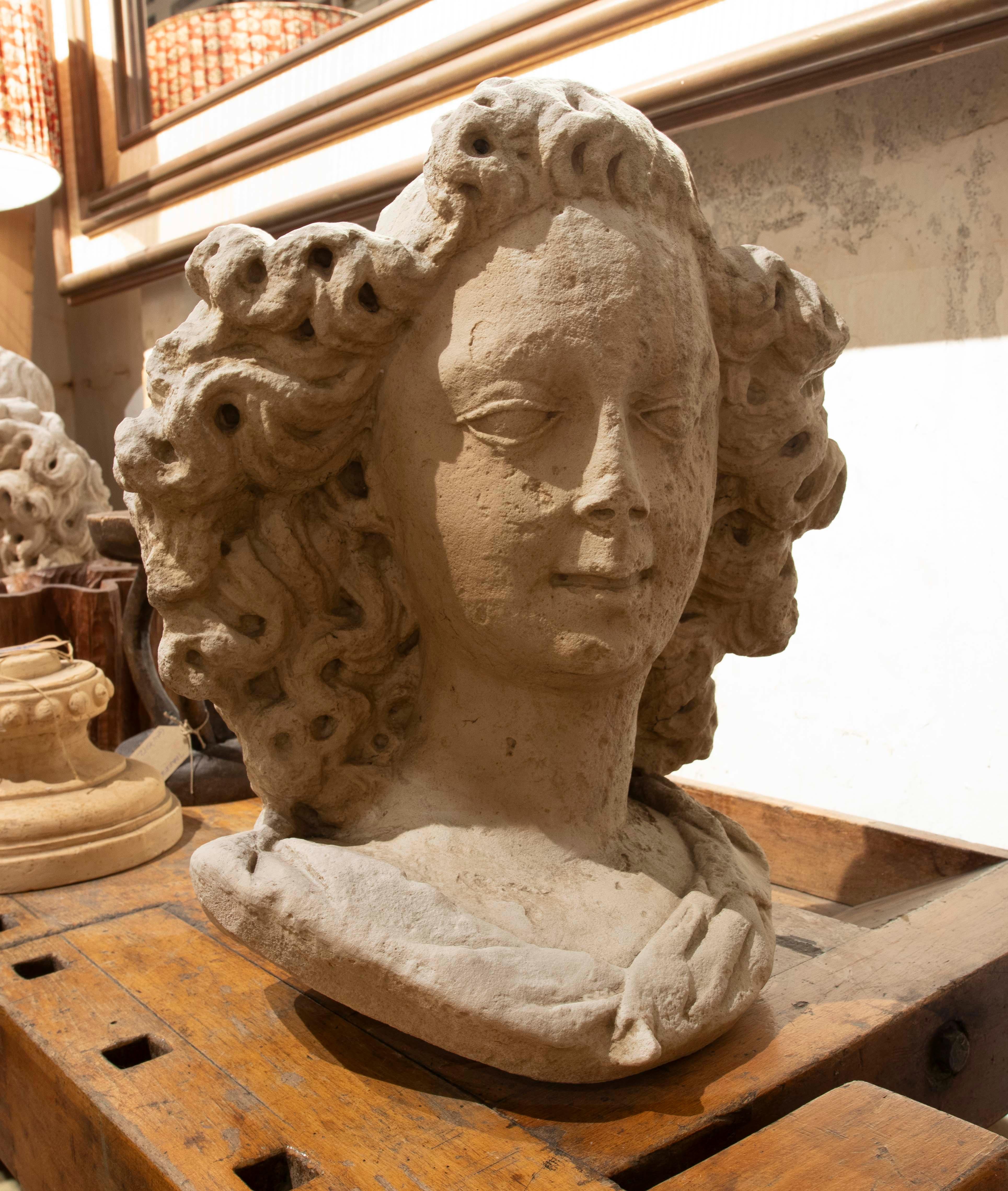 Resina Antico busto di angelo con capelli ricci in resina in stile gotico del 1980 in vendita