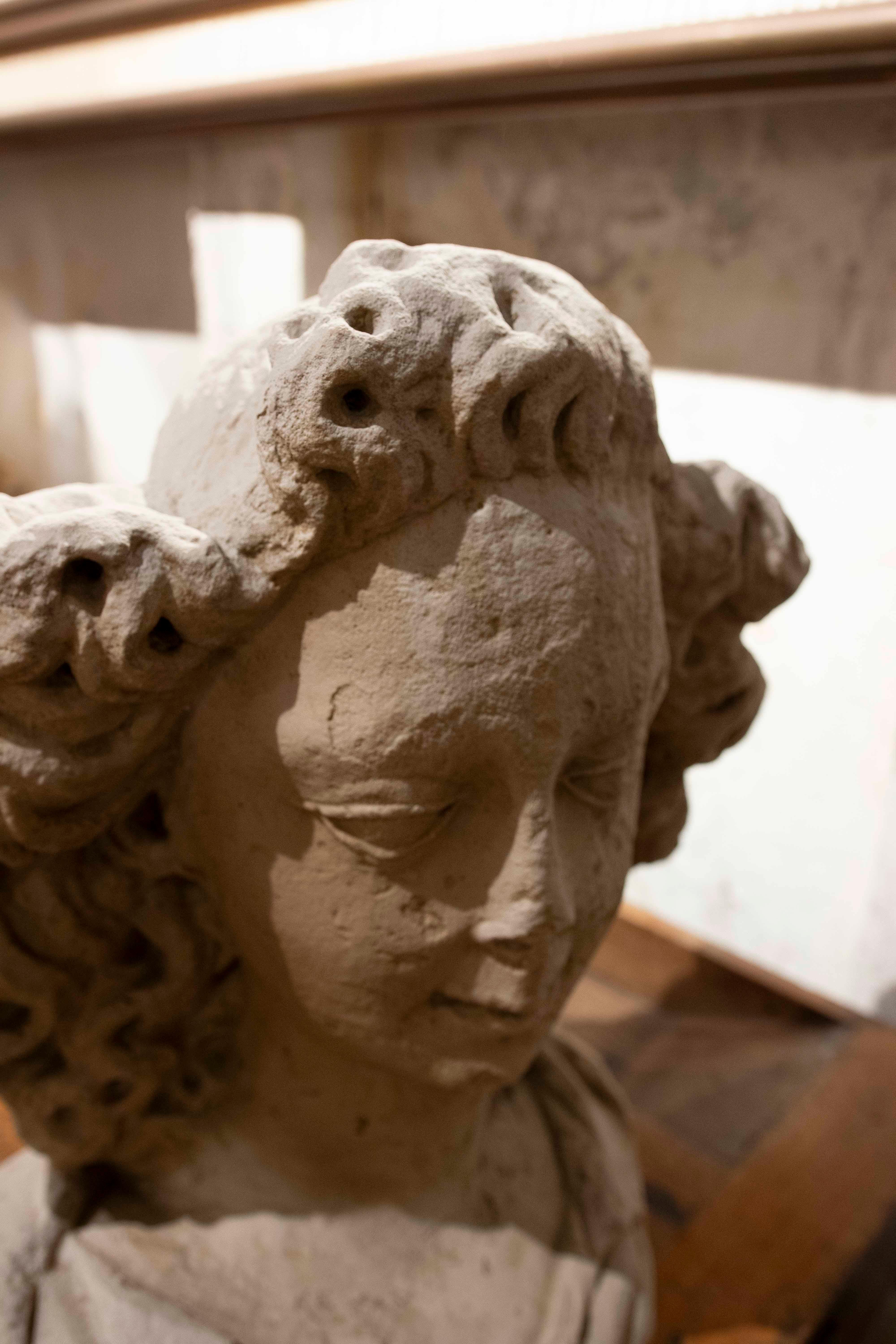 Antico busto di angelo con capelli ricci in resina in stile gotico del 1980 in vendita 2