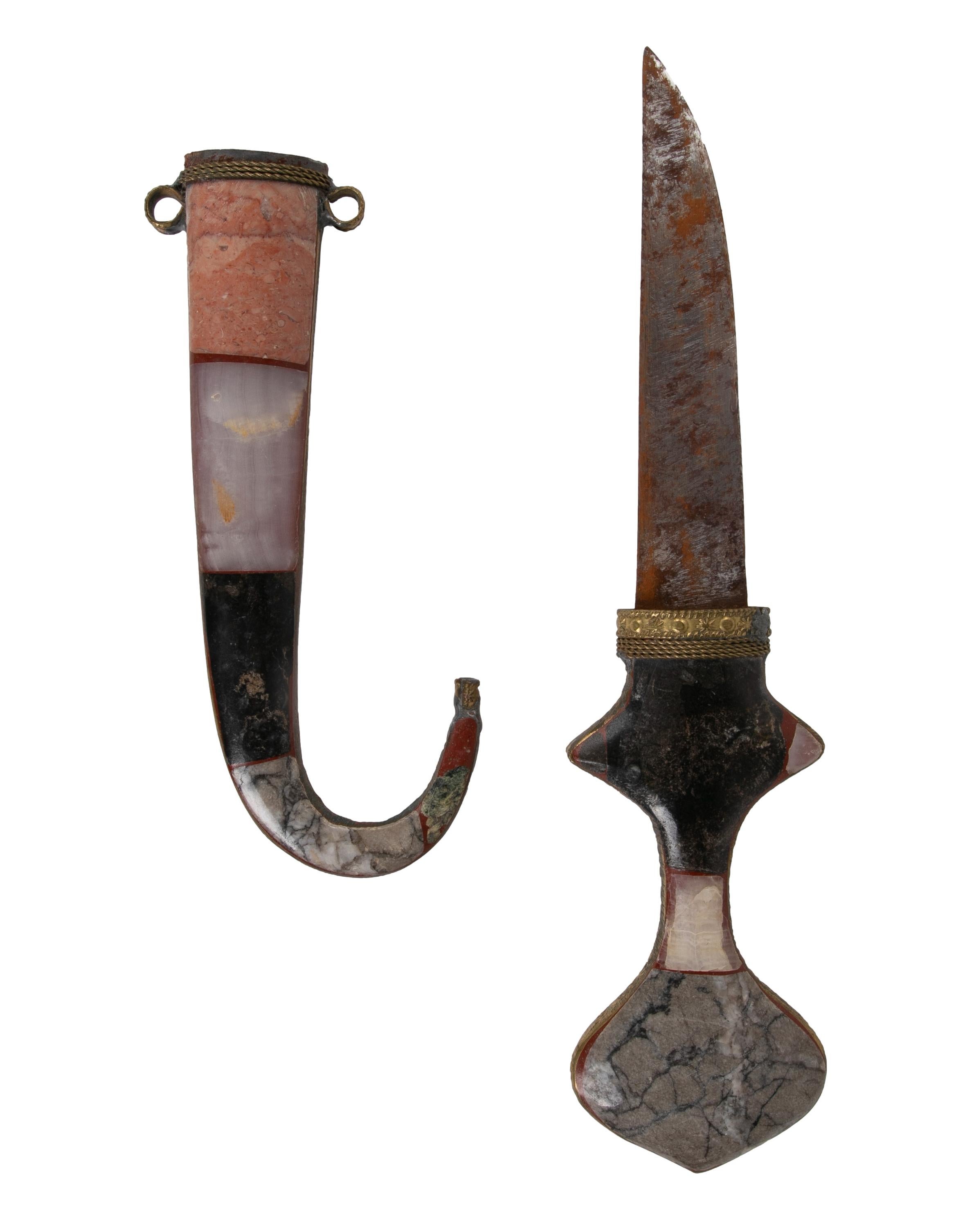 1980er Jahre Arabic Style Dagger aus Hartsteinen (Marmor) im Angebot