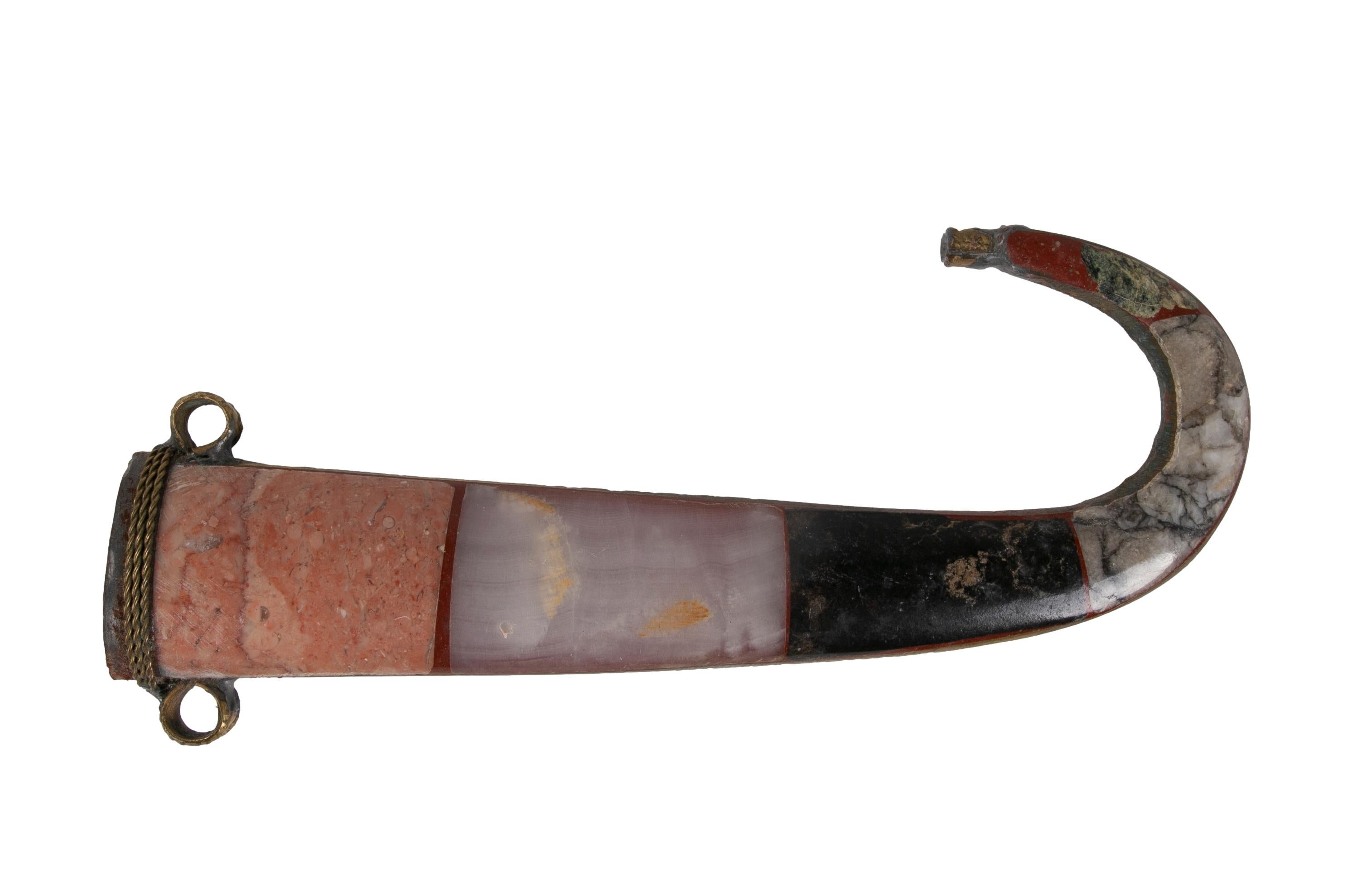 20ième siècle Dagger de style arabe des années 1980 fabriqué avec des pierres dures en vente