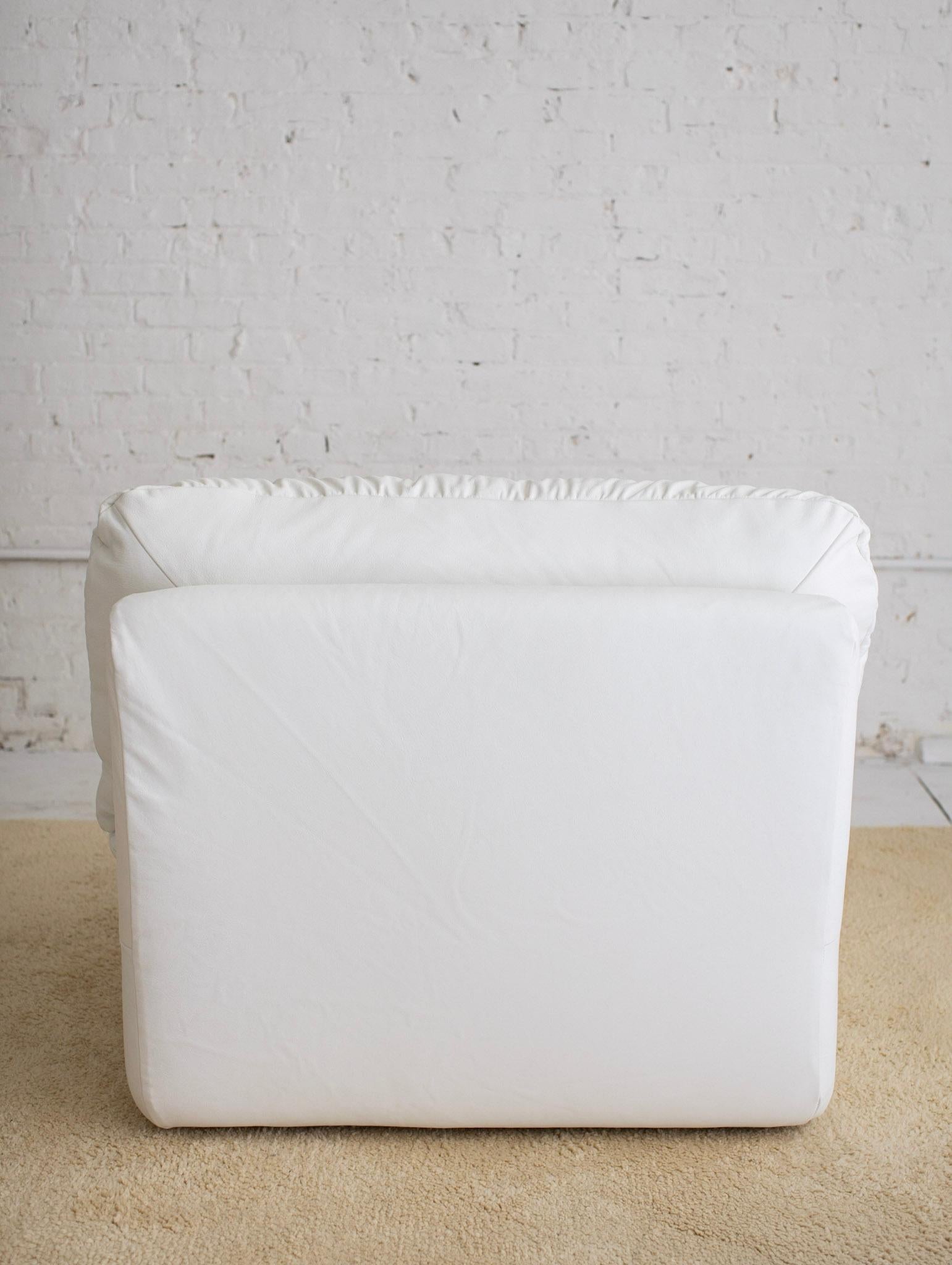 1980s Arconas for Ligne Roset White Leather Oversized Lounge Chair In Excellent Condition In Brooklyn, NY