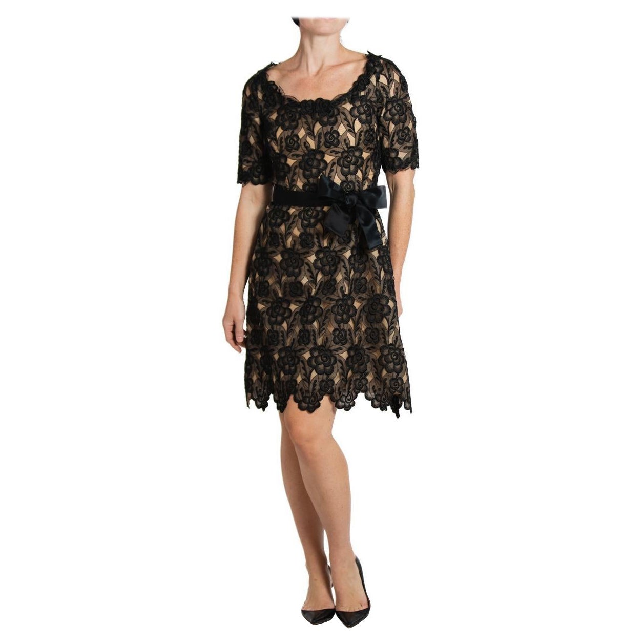 Arnold Scaasi - Robe de cocktail en rayonne et dentelle de soie noire à découpes, années 1980 en vente