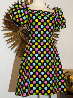 1980er Arnold Scaasi Schwarzes Seidenkreppkleid mit pastellfarbenen Paillettenpunkten und Puffärmeln