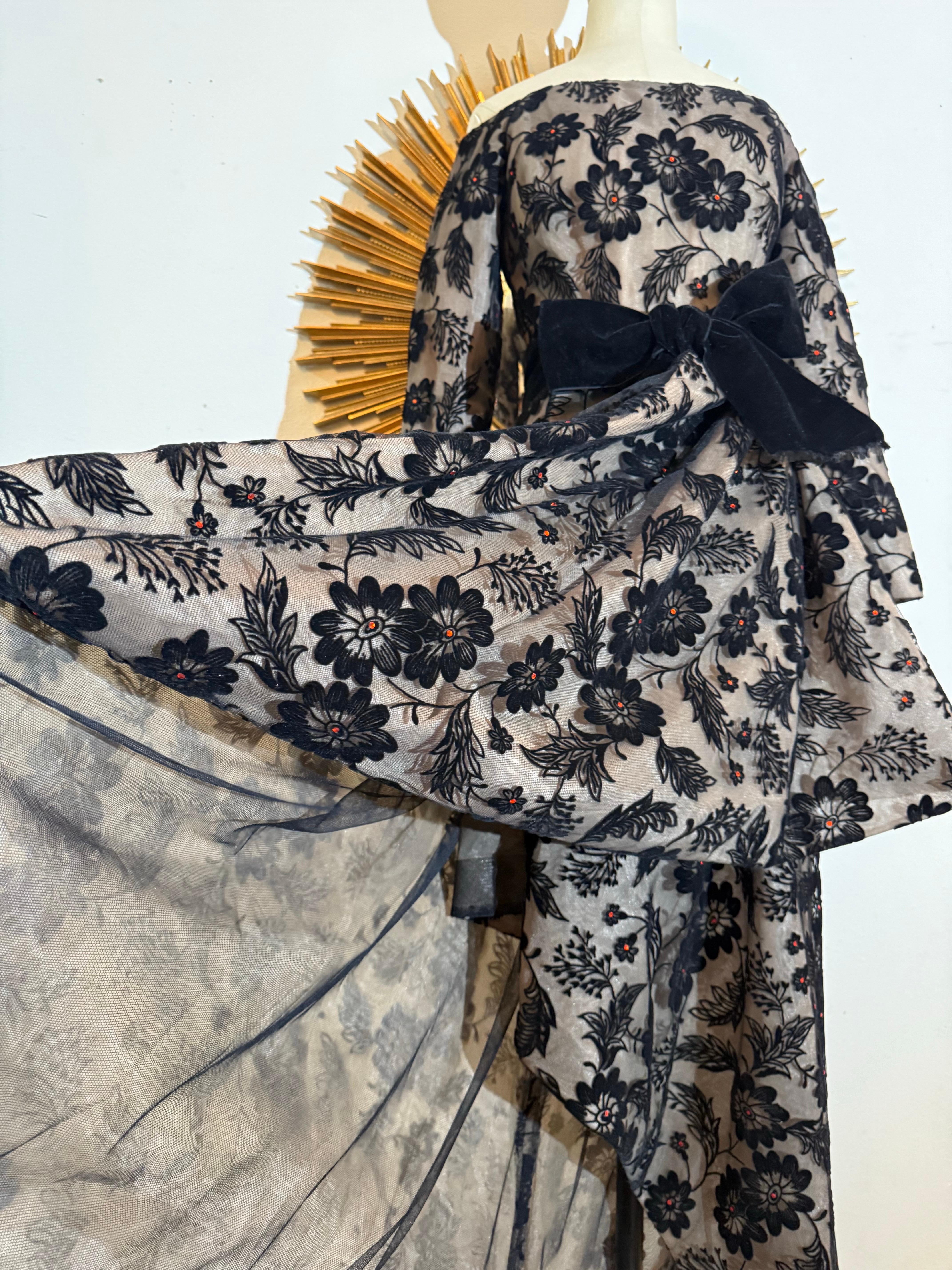 1980er Arnold Scaasi Schwarzer Samt beflockter Tüll Abendkleid Asymmetrischer Saum im Angebot 6