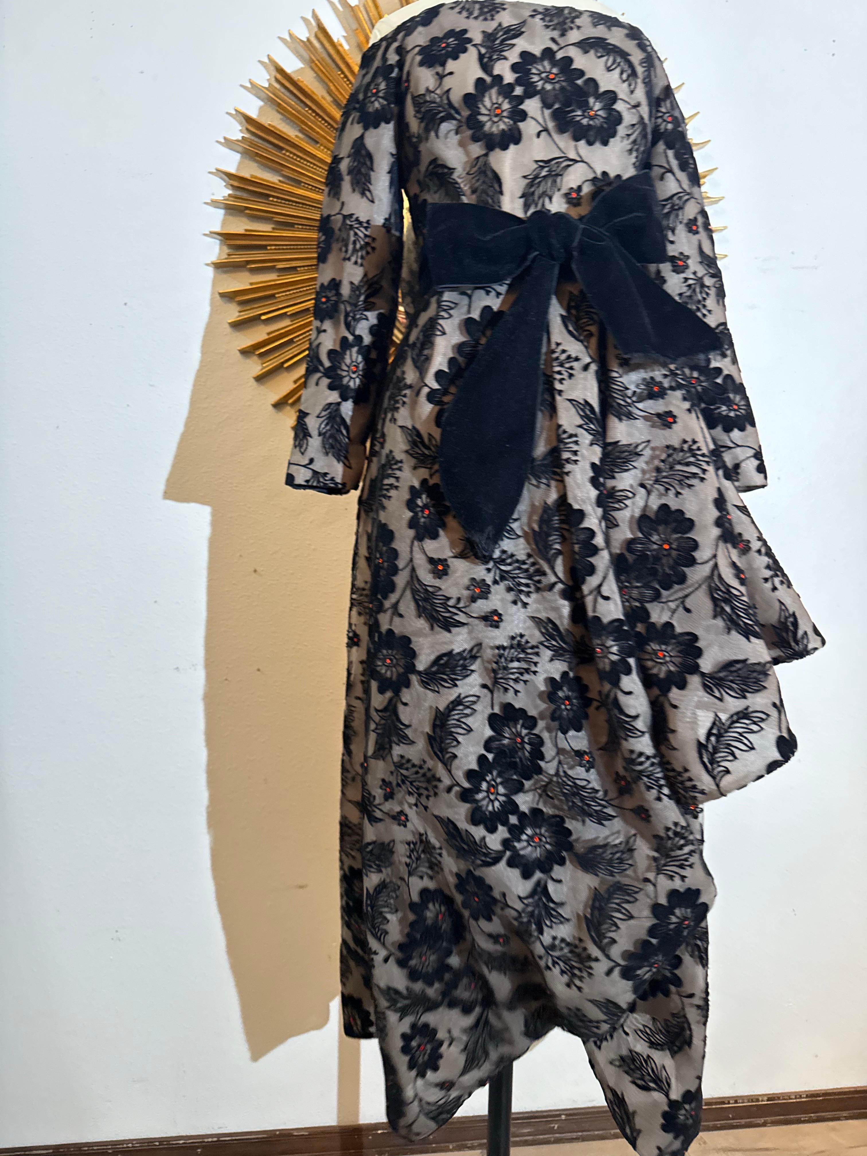 1980er Arnold Scaasi Schwarzer Samt beflockter Tüll Abendkleid Asymmetrischer Saum im Angebot 7