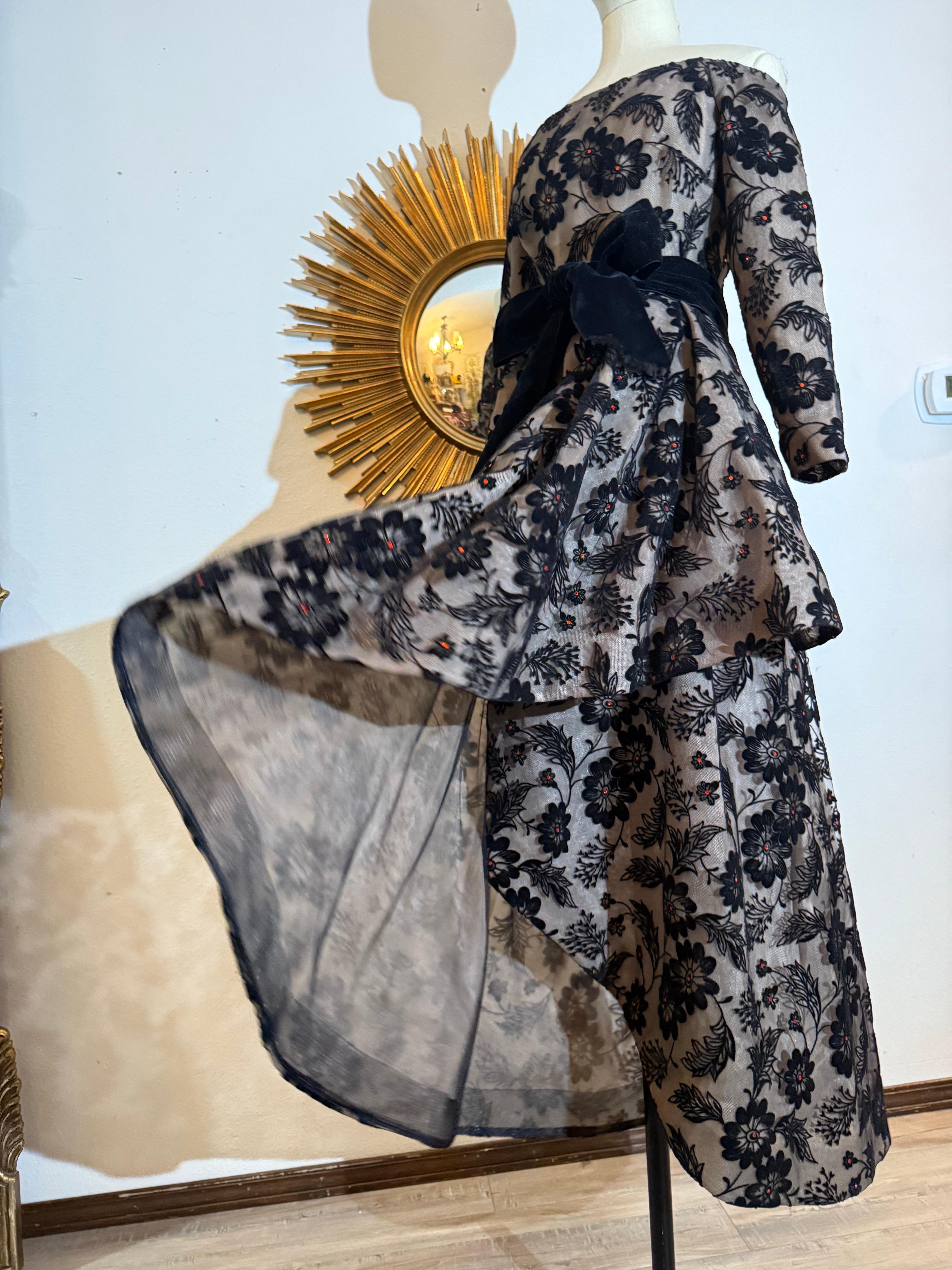 1980er Arnold Scaasi Schwarzer Samt beflockter Tüll Abendkleid Asymmetrischer Saum im Angebot 8