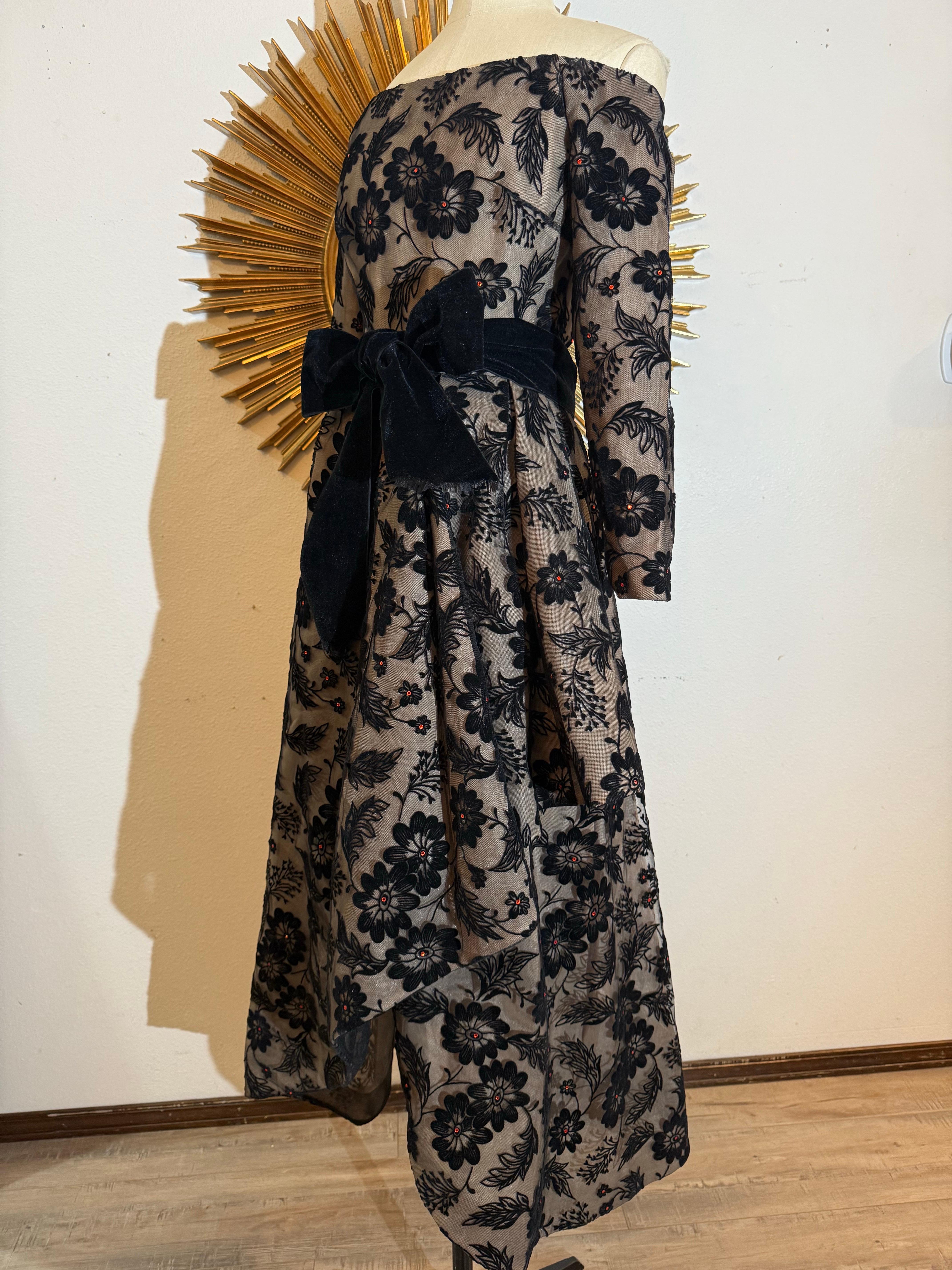 1980er Arnold Scaasi Schwarzer Samt beflockter Tüll Abendkleid Asymmetrischer Saum im Angebot 9