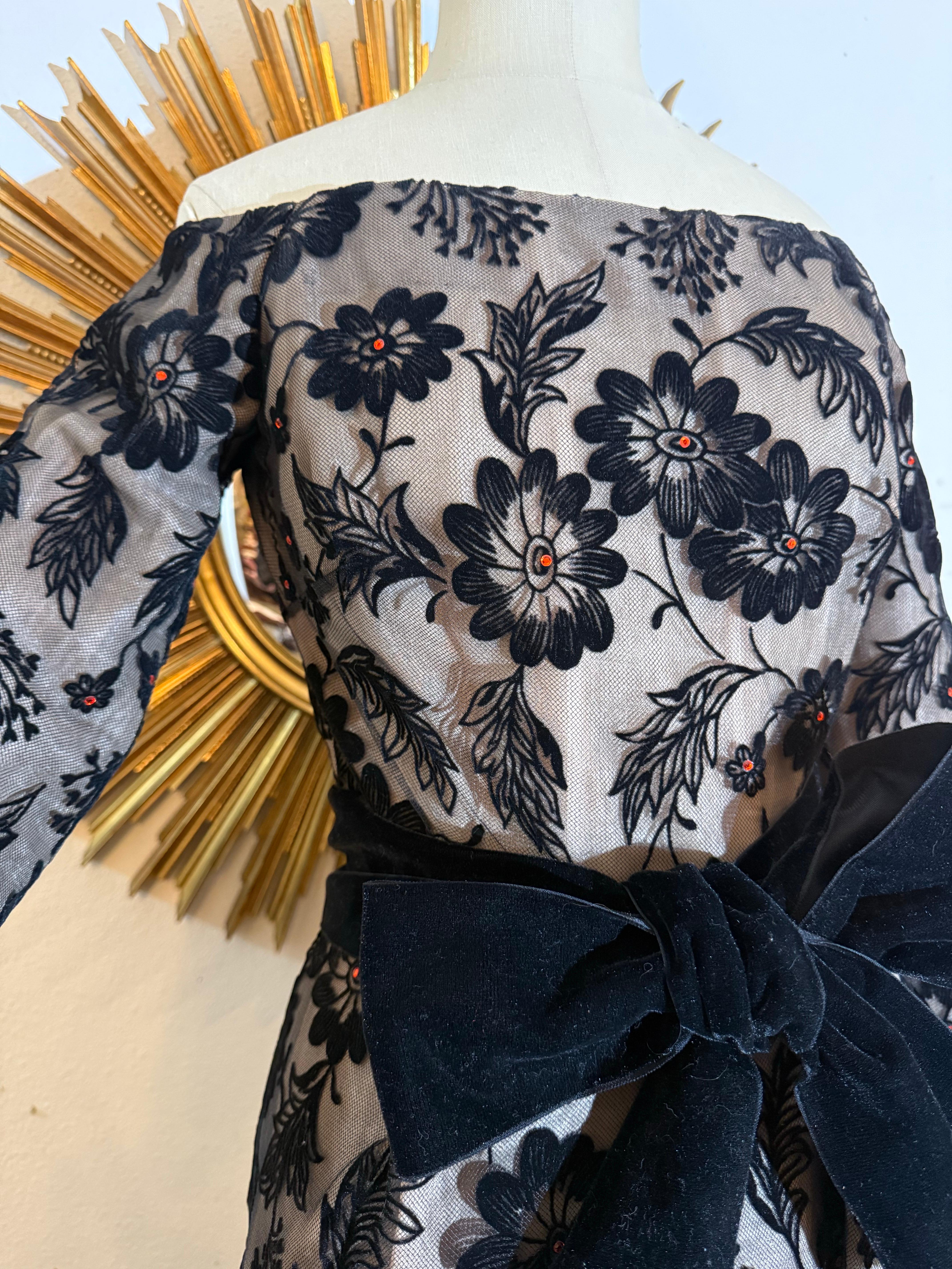 1980er Arnold Scaasi Schwarzer Samt beflockter Tüll Abendkleid Asymmetrischer Saum im Angebot 10