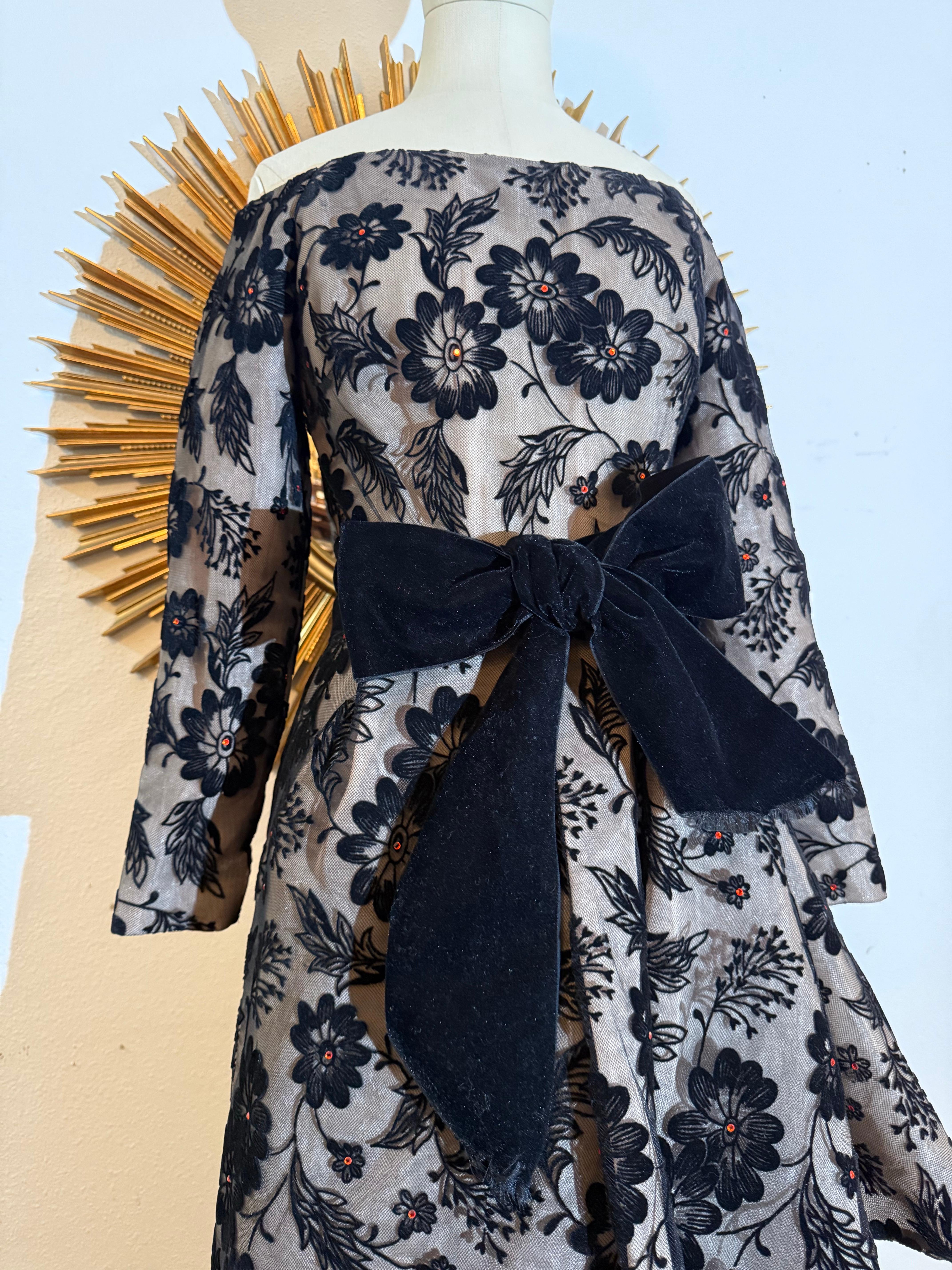 1980er Arnold Scaasi Schwarzer Samt beflockter Tüll Abendkleid Asymmetrischer Saum im Angebot 11