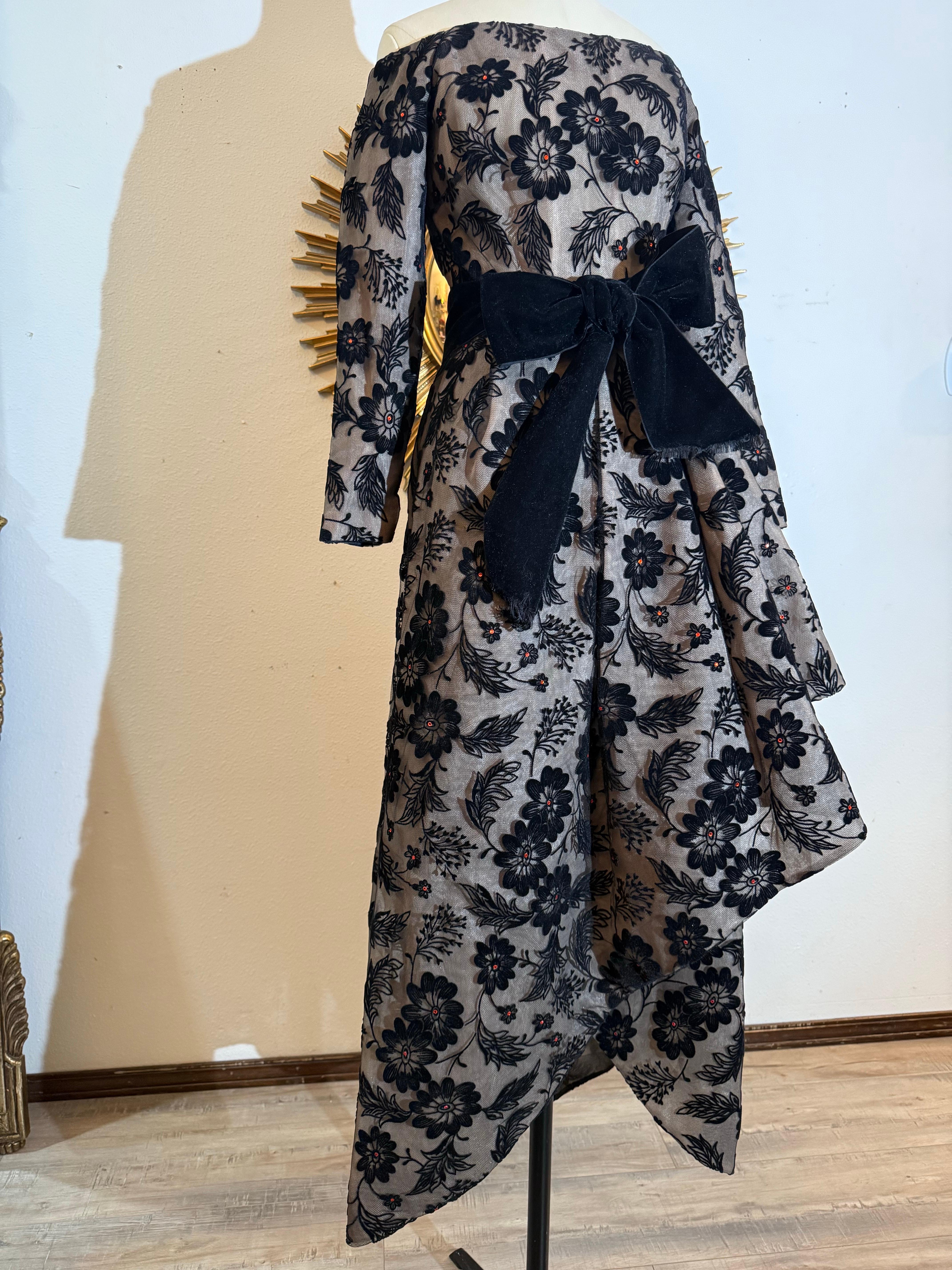 1980er Arnold Scaasi Schwarzer Samt beflockter Tüll Abendkleid Asymmetrischer Saum im Angebot 12