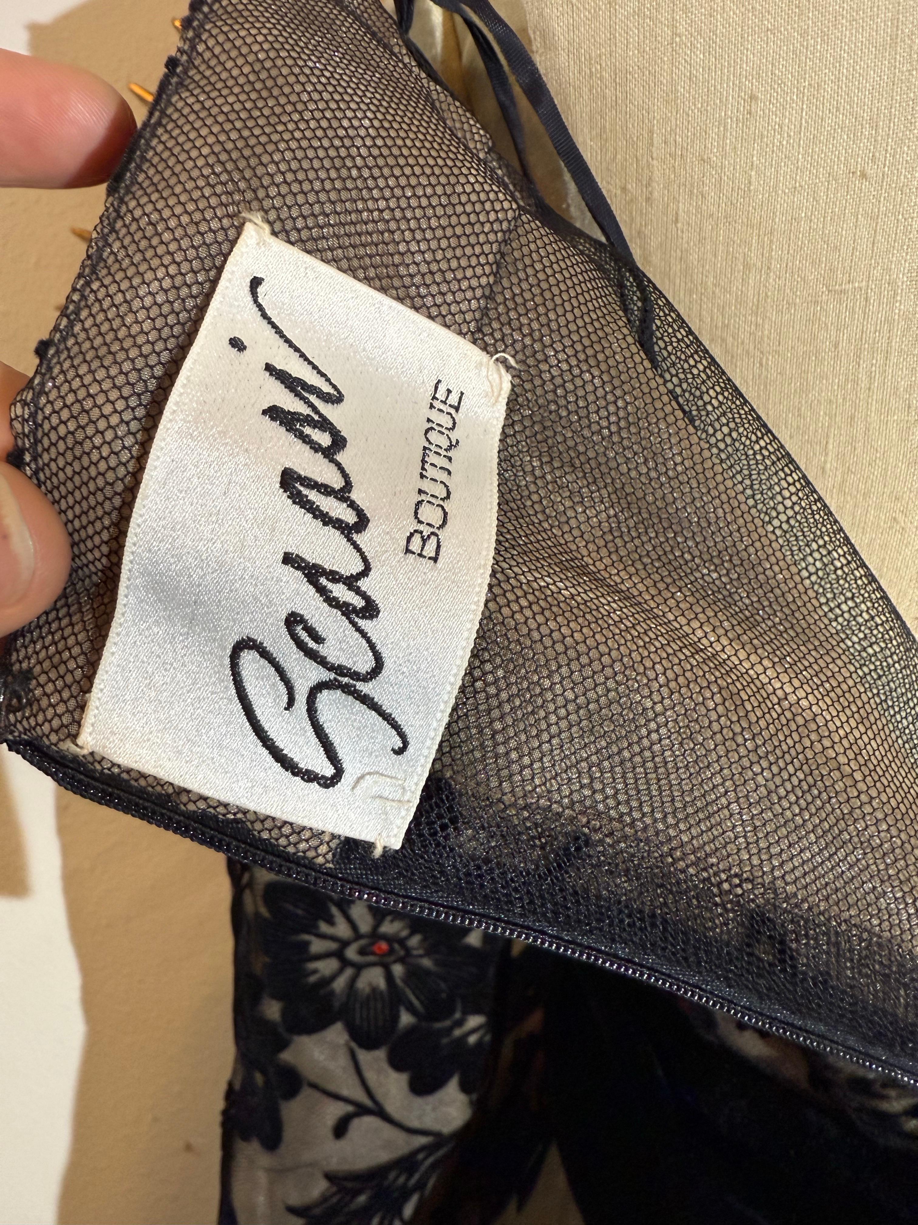 1980er Arnold Scaasi Schwarzer Samt beflockter Tüll Abendkleid Asymmetrischer Saum im Angebot 13