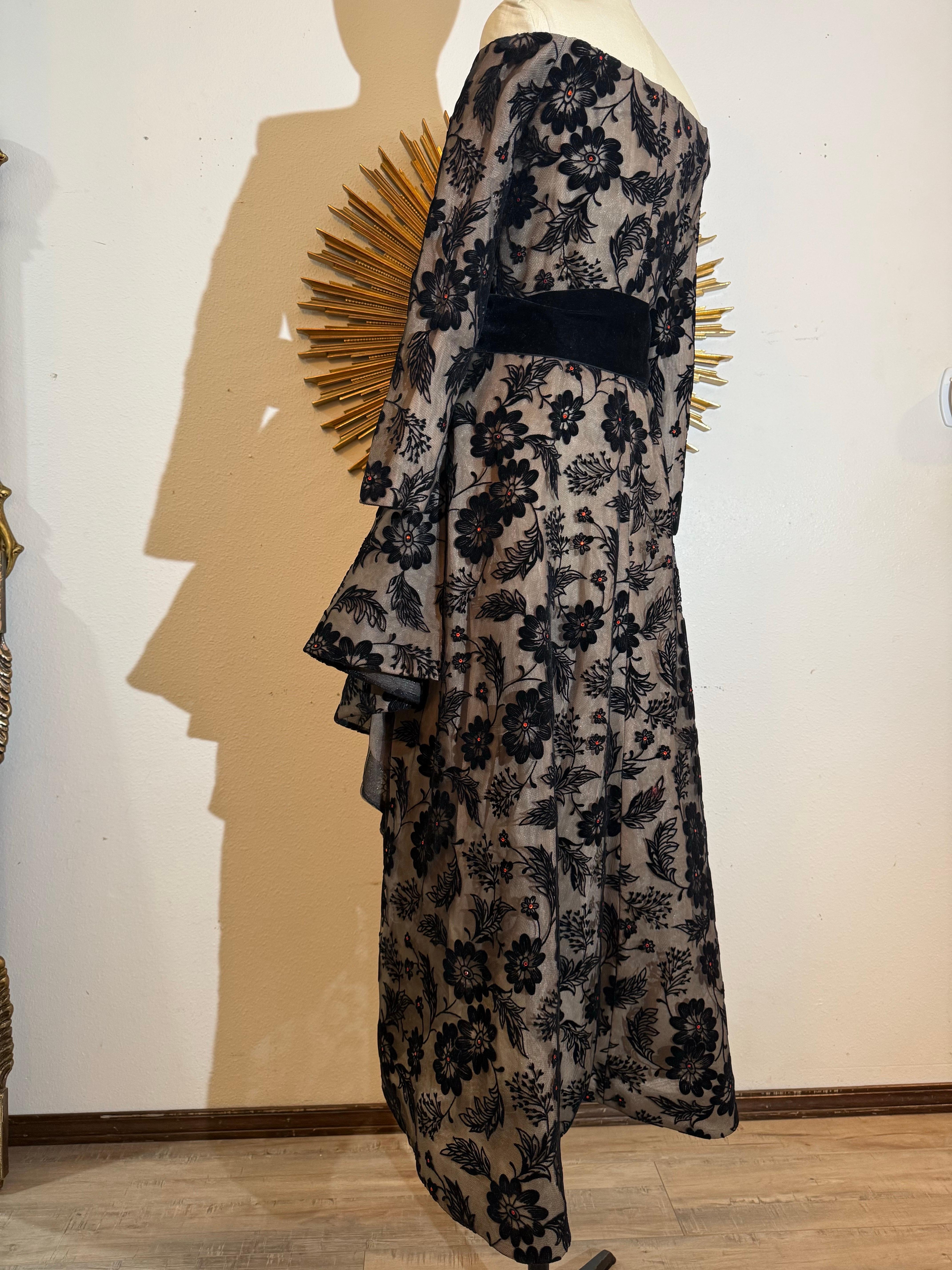 1980er Arnold Scaasi Schwarzer Samt beflockter Tüll Abendkleid Asymmetrischer Saum im Angebot 14