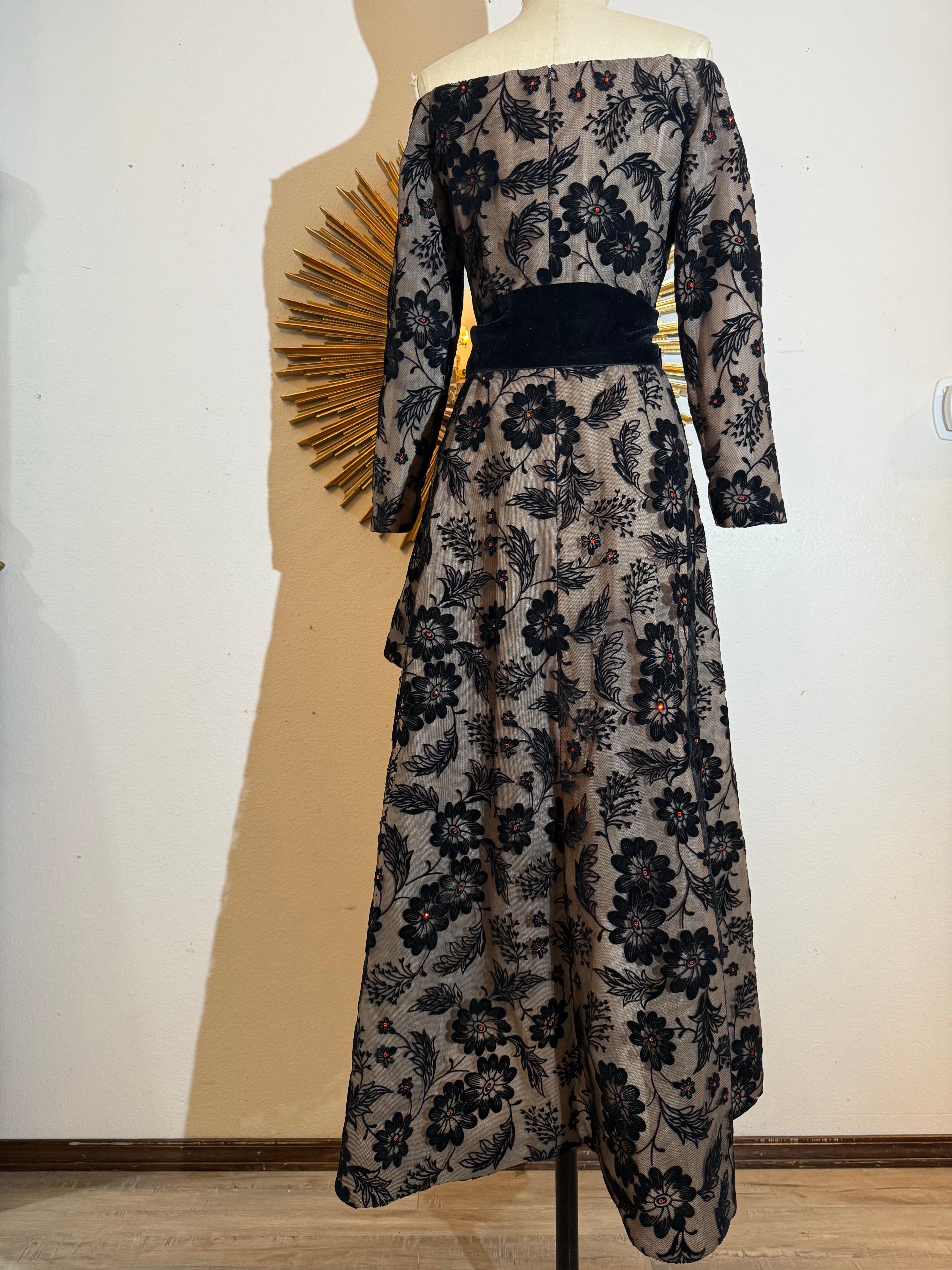 1980er Arnold Scaasi Schwarzer Samt beflockter Tüll Abendkleid Asymmetrischer Saum im Angebot 15