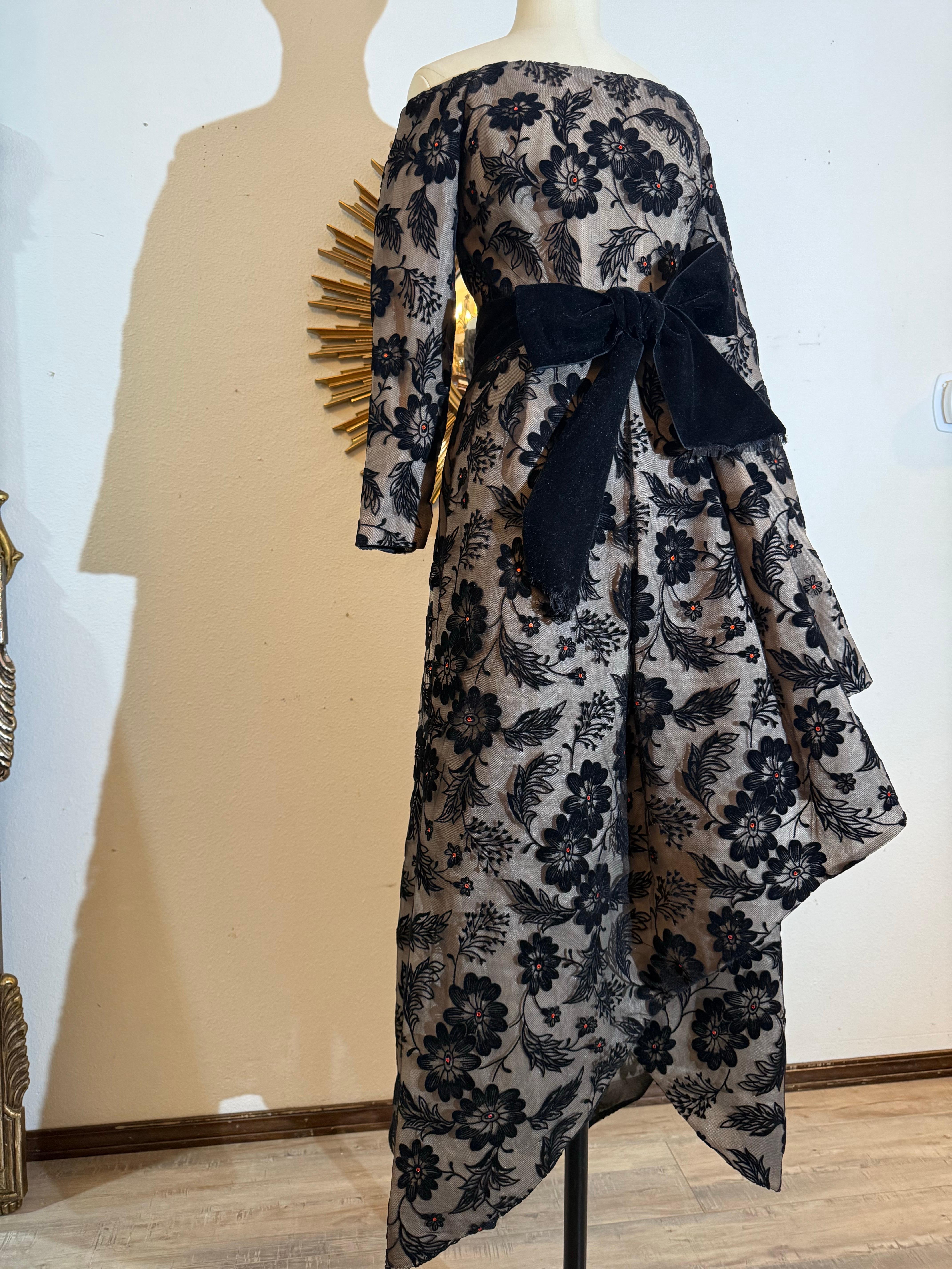 1980er Arnold Scaasi Schwarzer Samt beflockt Tüll Abendkleid Asymmetrischer Saum: Faux Wrap Rock Design ist auf der Vorderseite für einen Fan-Effekt plissiert. Das Kleid ist mit einem doppellagigen Unterkleid aus nacktem und schwarzem Tüll