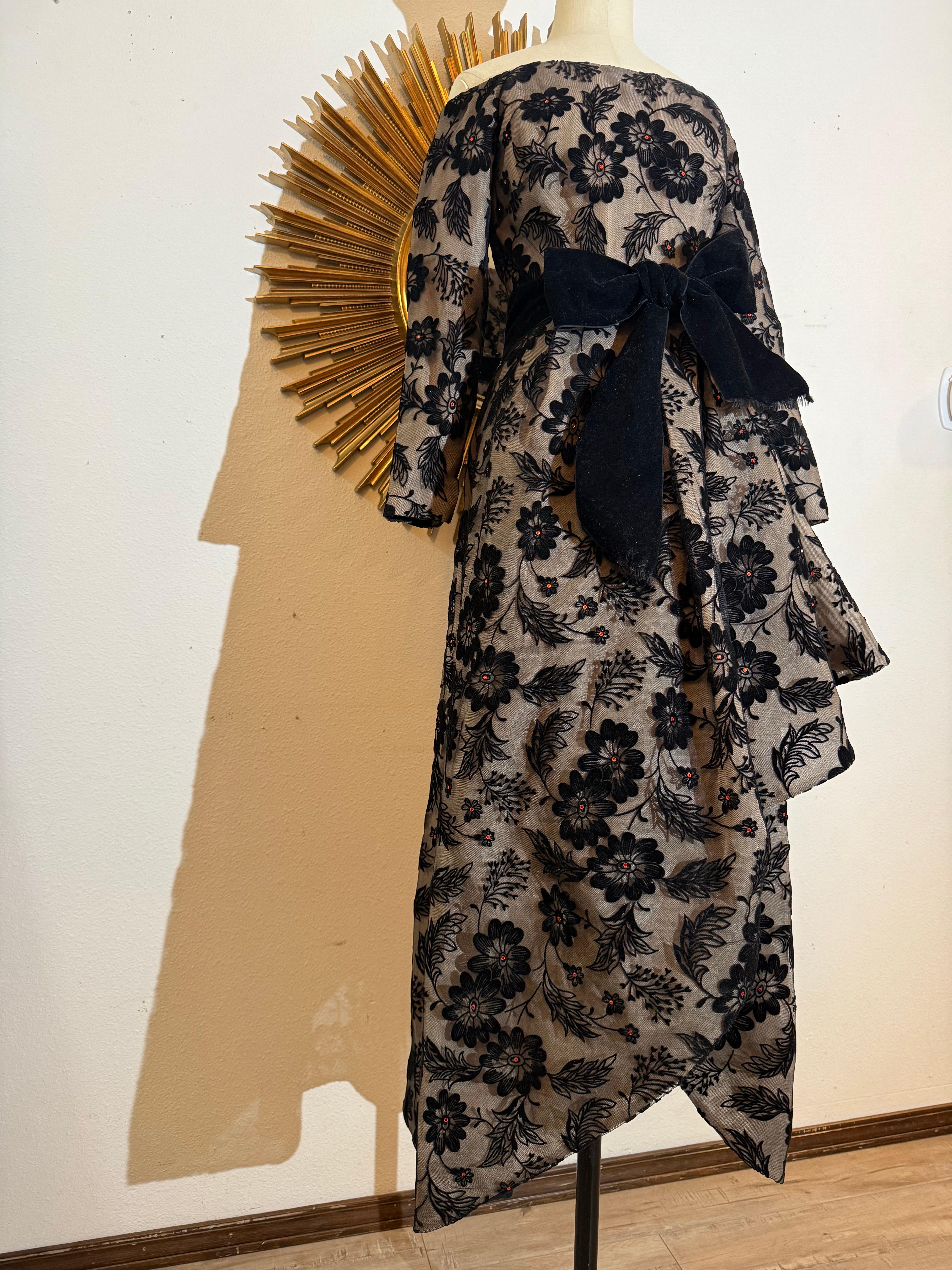 1980er Arnold Scaasi Schwarzer Samt beflockter Tüll Abendkleid Asymmetrischer Saum im Zustand „Hervorragend“ im Angebot in Gresham, OR