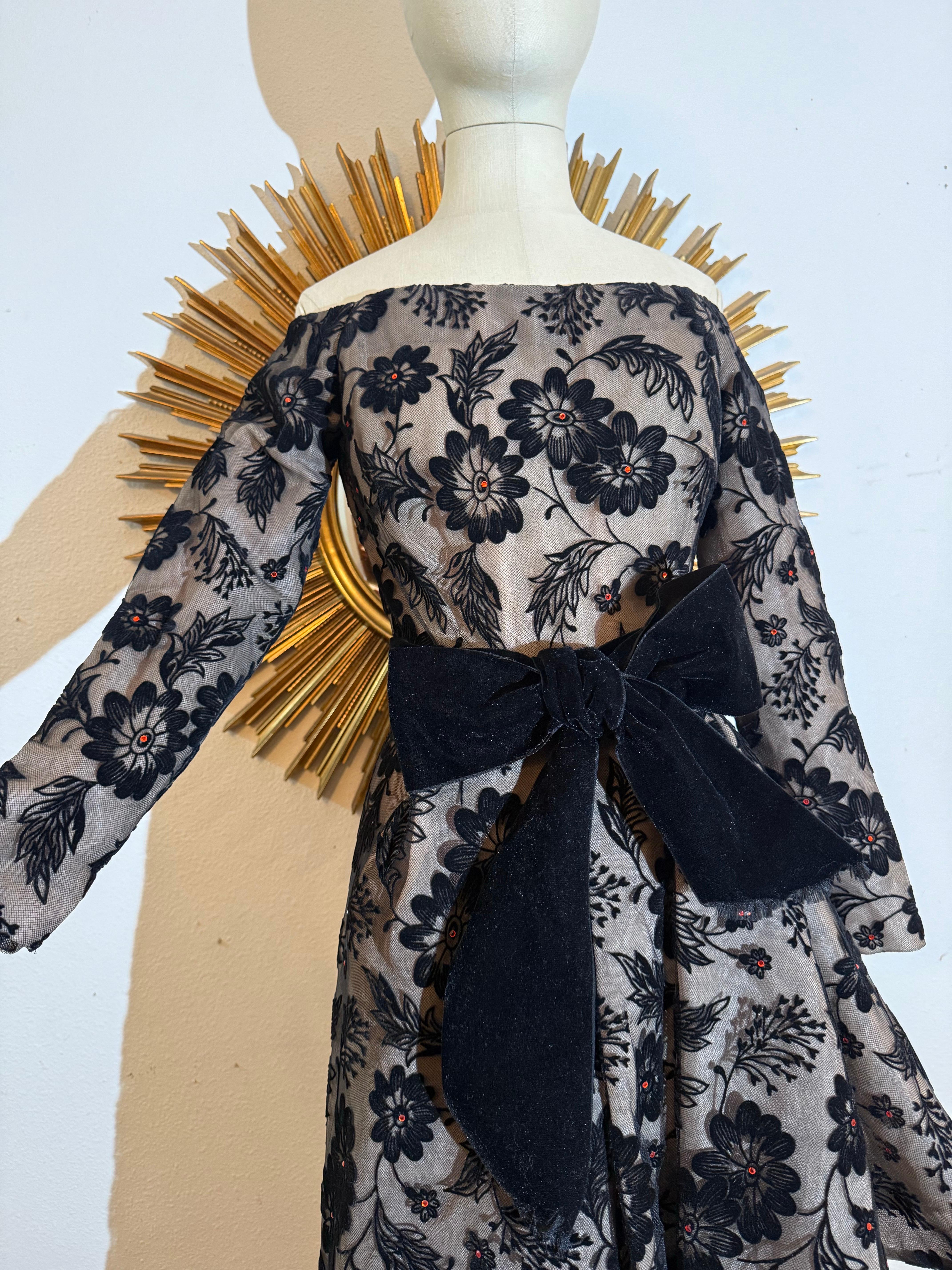 1980er Arnold Scaasi Schwarzer Samt beflockter Tüll Abendkleid Asymmetrischer Saum Damen im Angebot