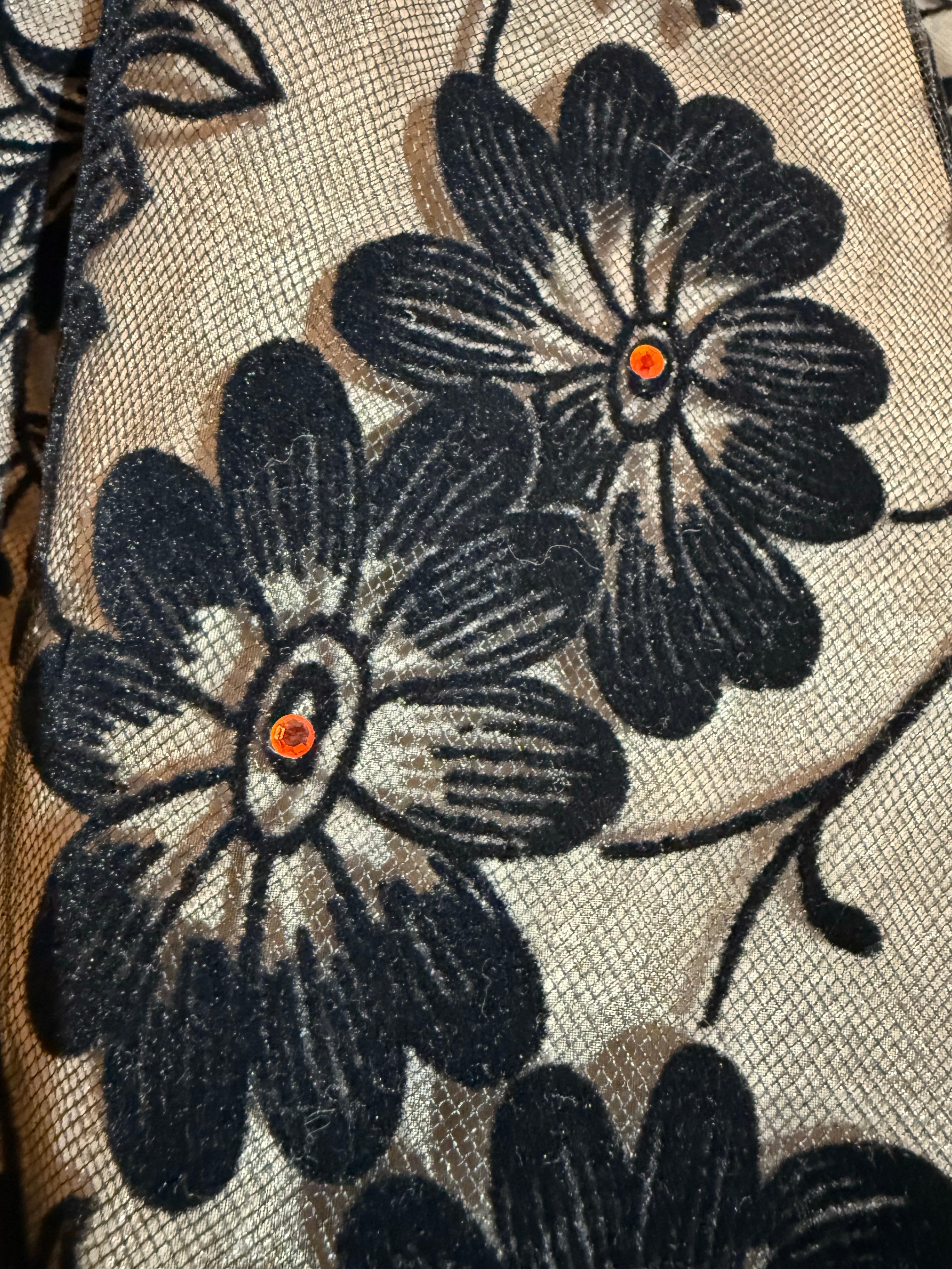 1980er Arnold Scaasi Schwarzer Samt beflockter Tüll Abendkleid Asymmetrischer Saum im Angebot 1