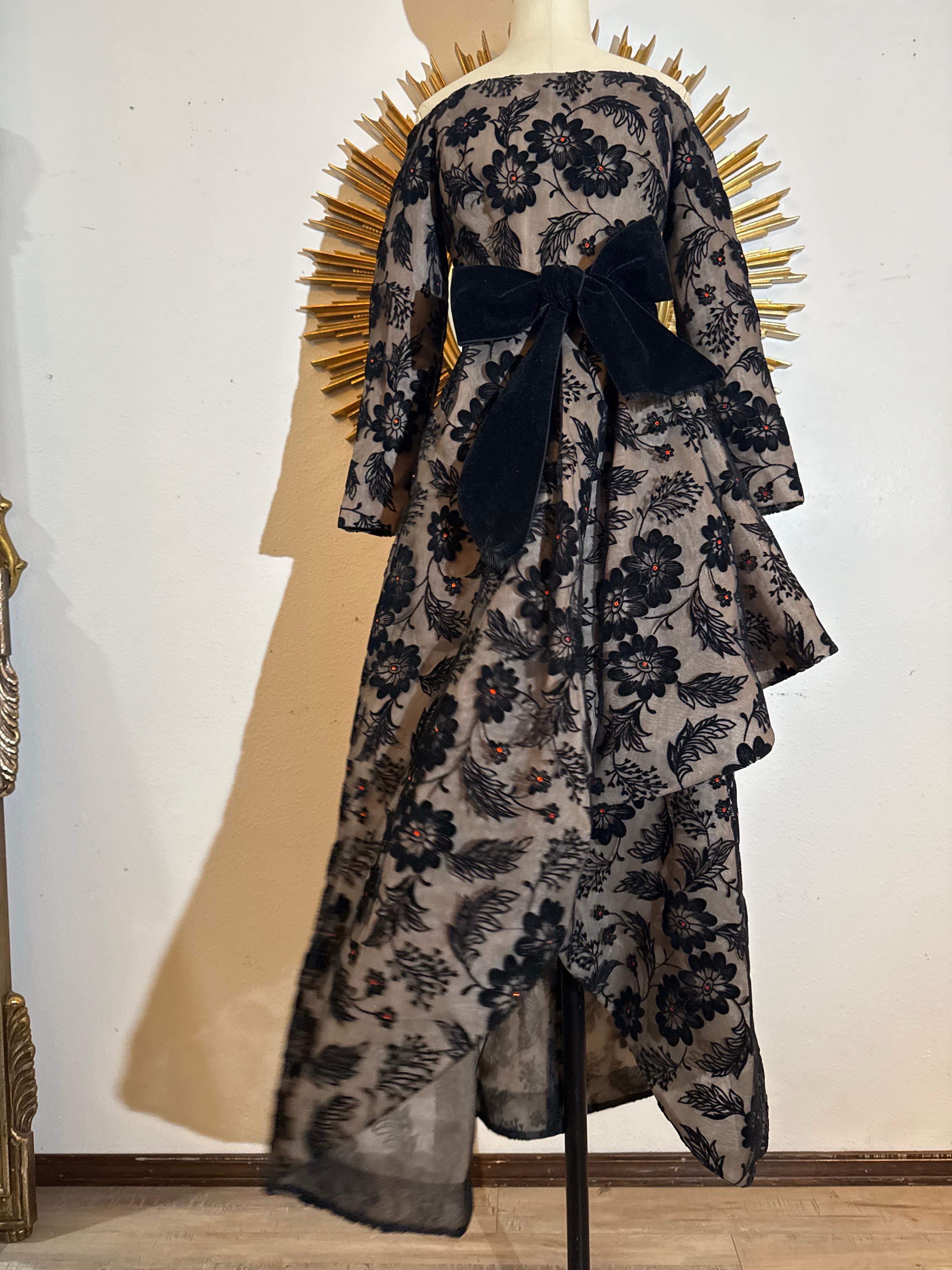 1980er Arnold Scaasi Schwarzer Samt beflockter Tüll Abendkleid Asymmetrischer Saum im Angebot 2