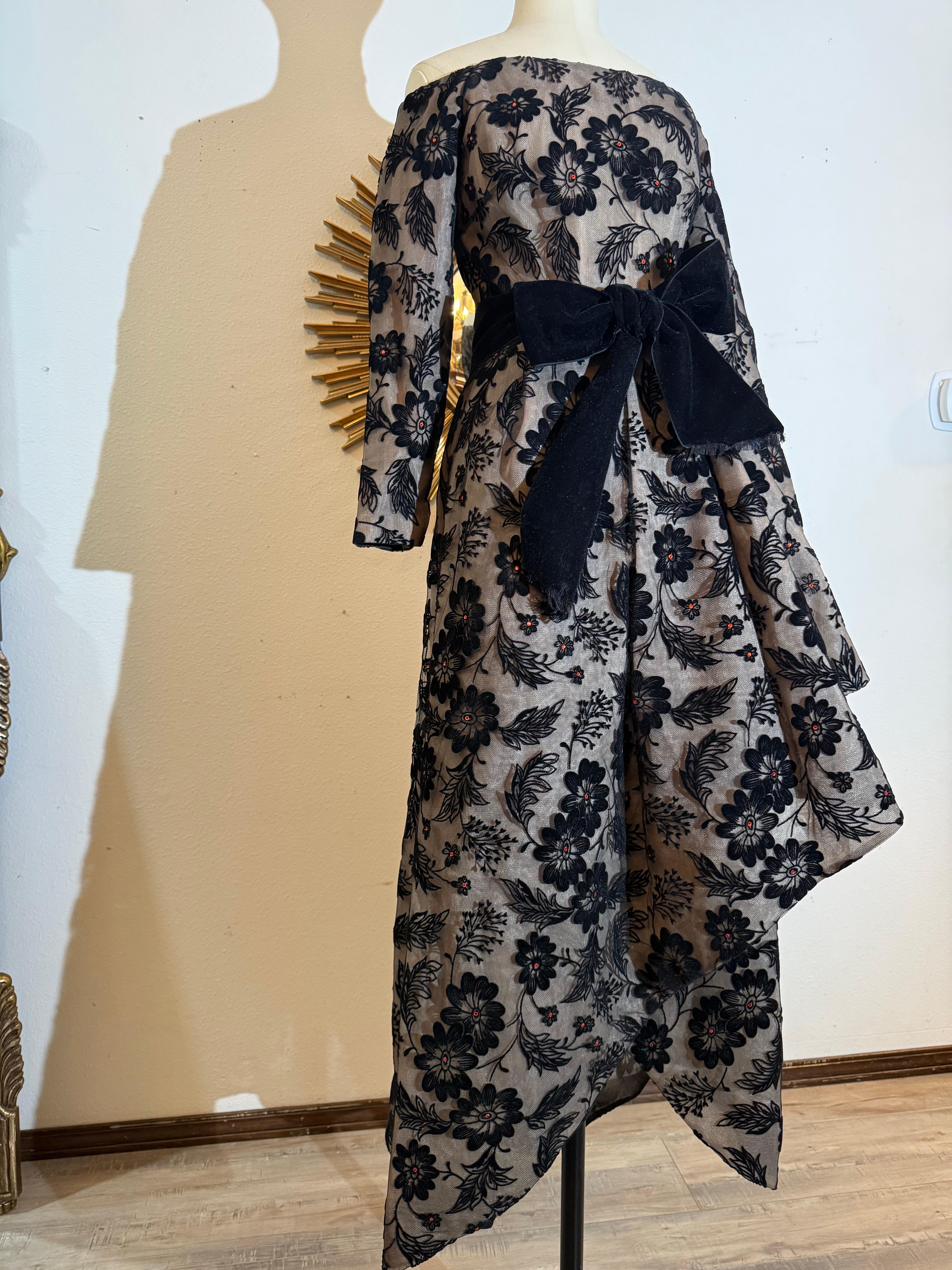 1980er Arnold Scaasi Schwarzer Samt beflockter Tüll Abendkleid Asymmetrischer Saum im Angebot 3