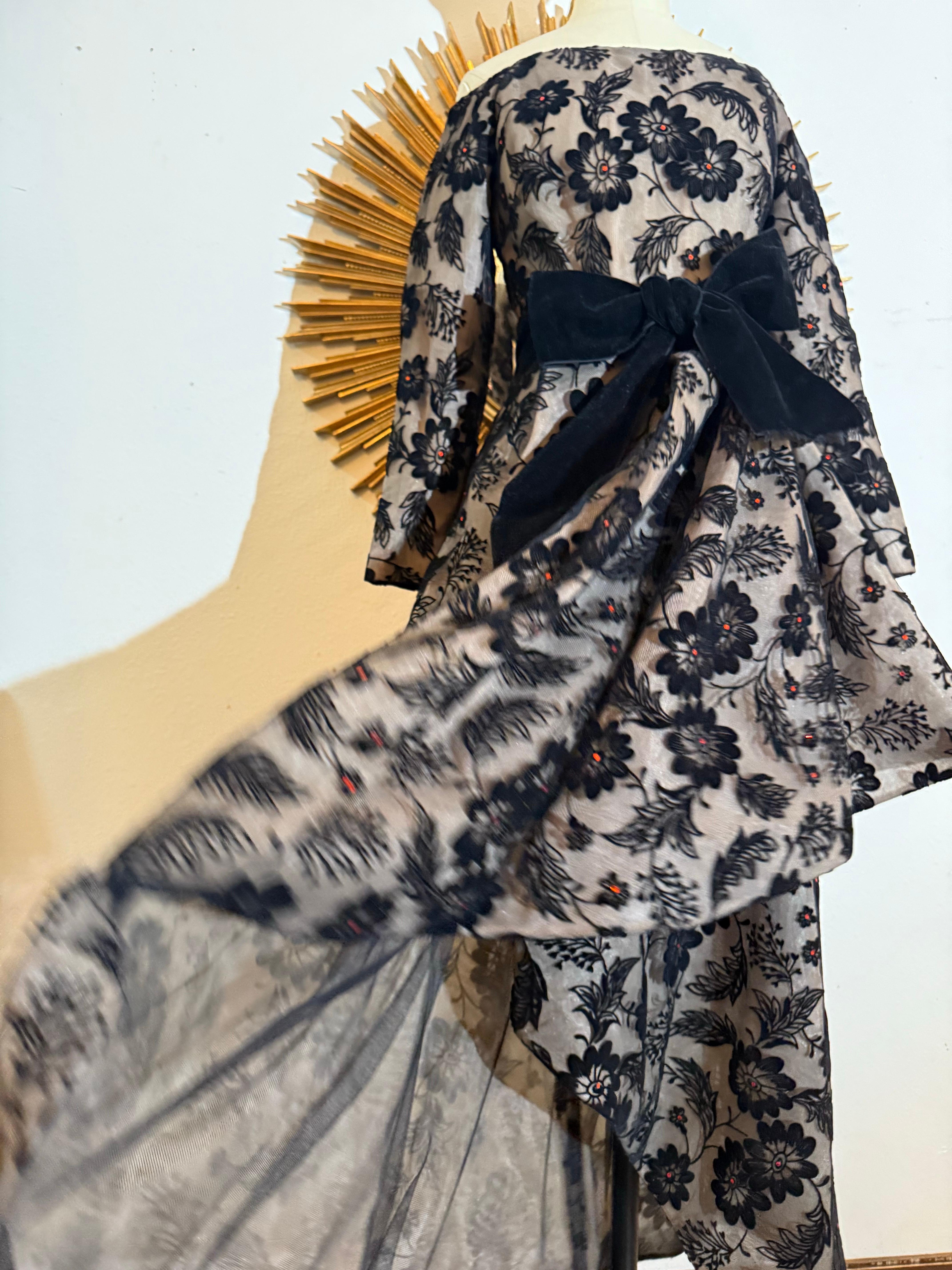 1980er Arnold Scaasi Schwarzer Samt beflockter Tüll Abendkleid Asymmetrischer Saum im Angebot 4