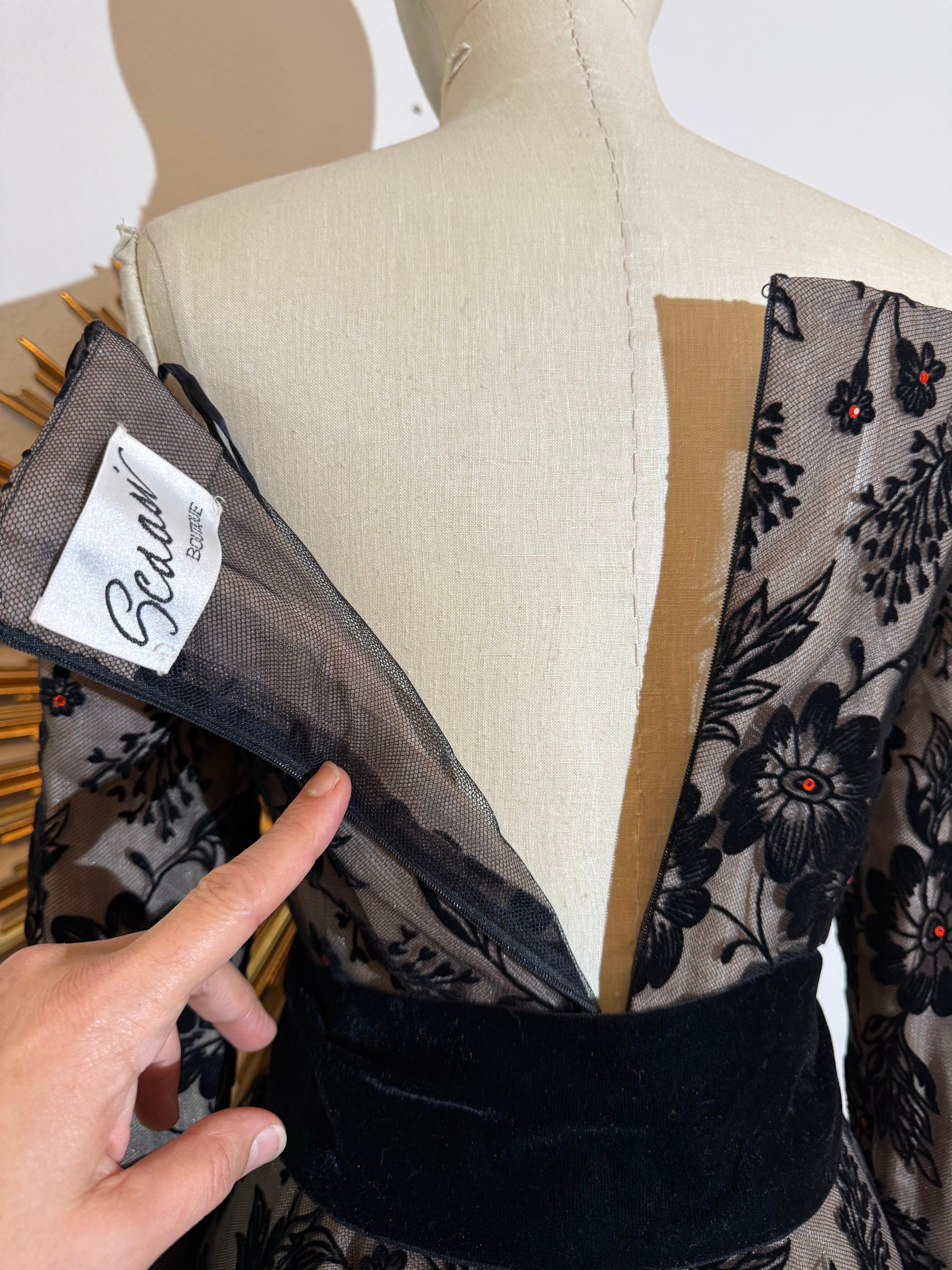 1980er Arnold Scaasi Schwarzer Samt beflockter Tüll Abendkleid Asymmetrischer Saum im Angebot 5