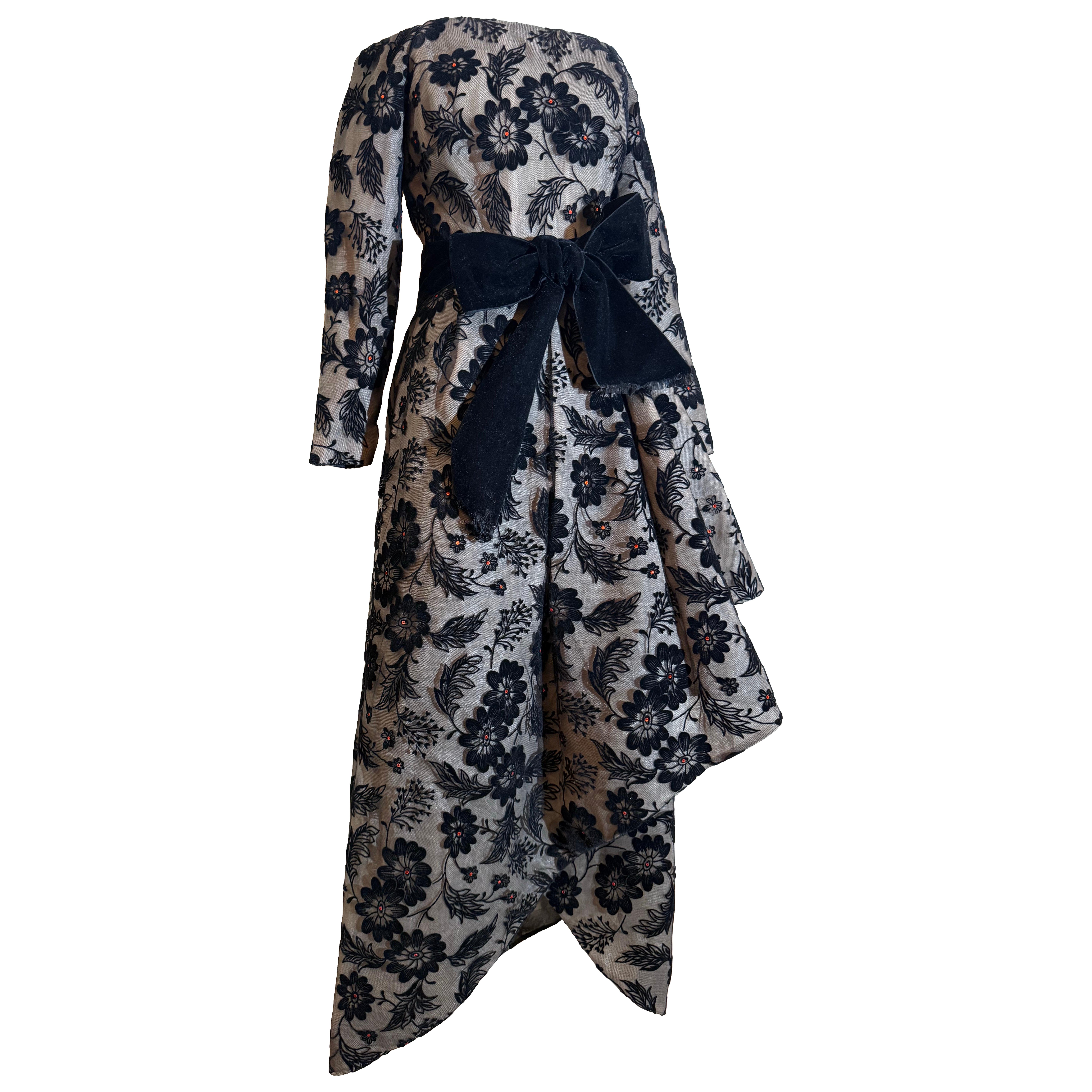 1980er Arnold Scaasi Schwarzer Samt beflockter Tüll Abendkleid Asymmetrischer Saum im Angebot