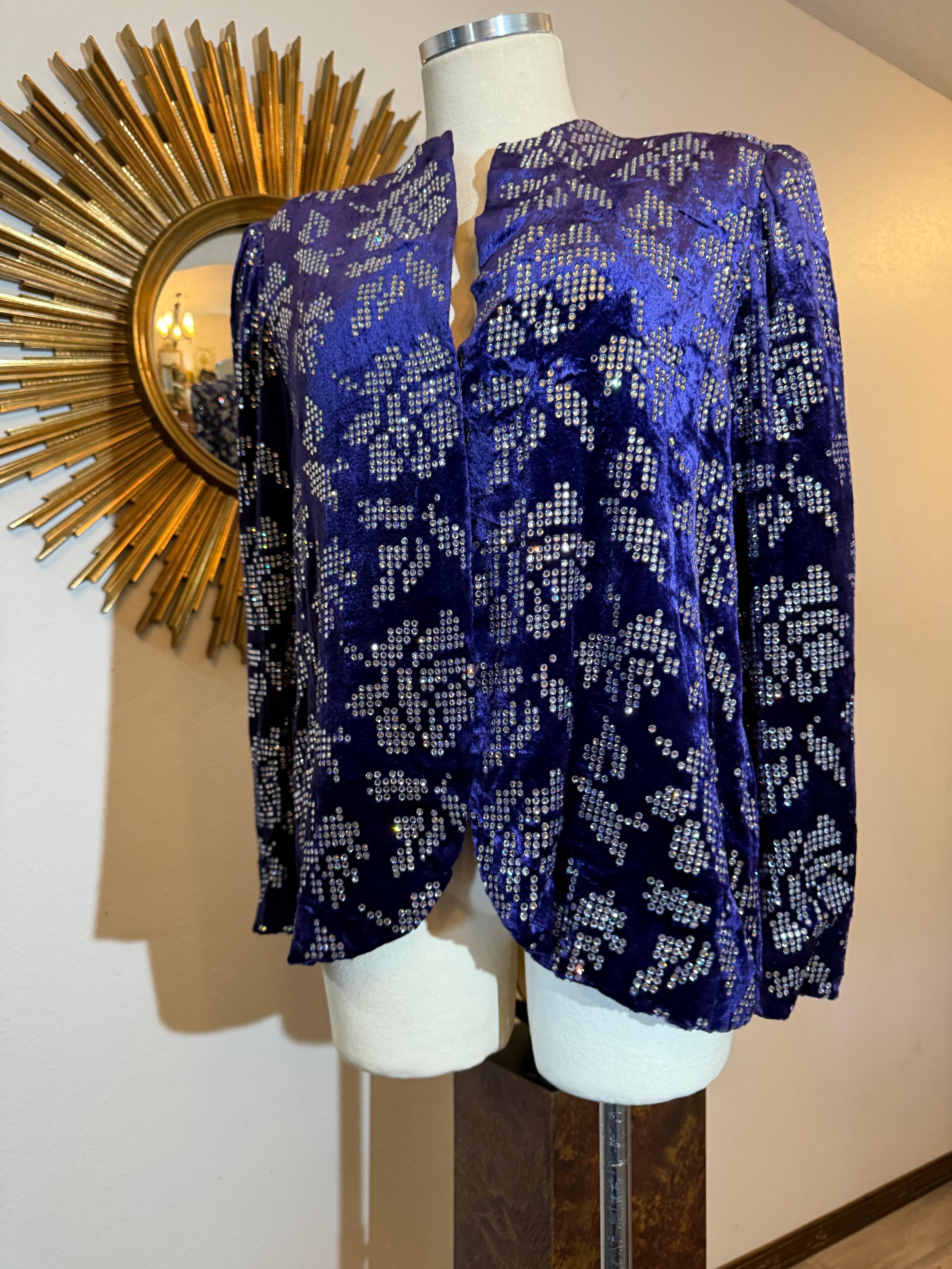 Giacca in velluto con panni di seta viola cobalto di Arnold Scaasi degli anni '80 con rose in strass in vendita 5