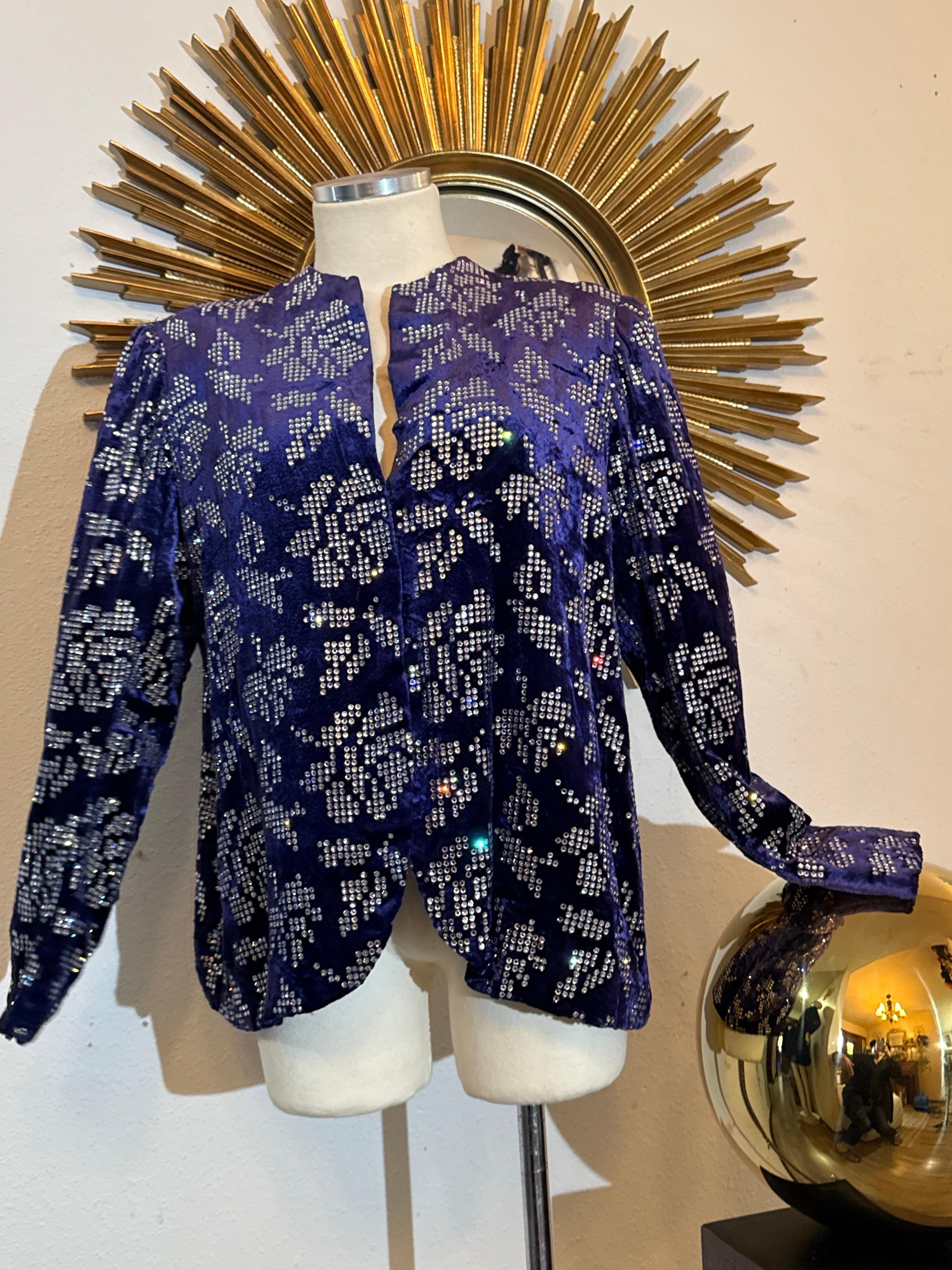 Giacca in velluto con panni di seta viola cobalto di Arnold Scaasi degli anni '80 con rose in strass in vendita 6