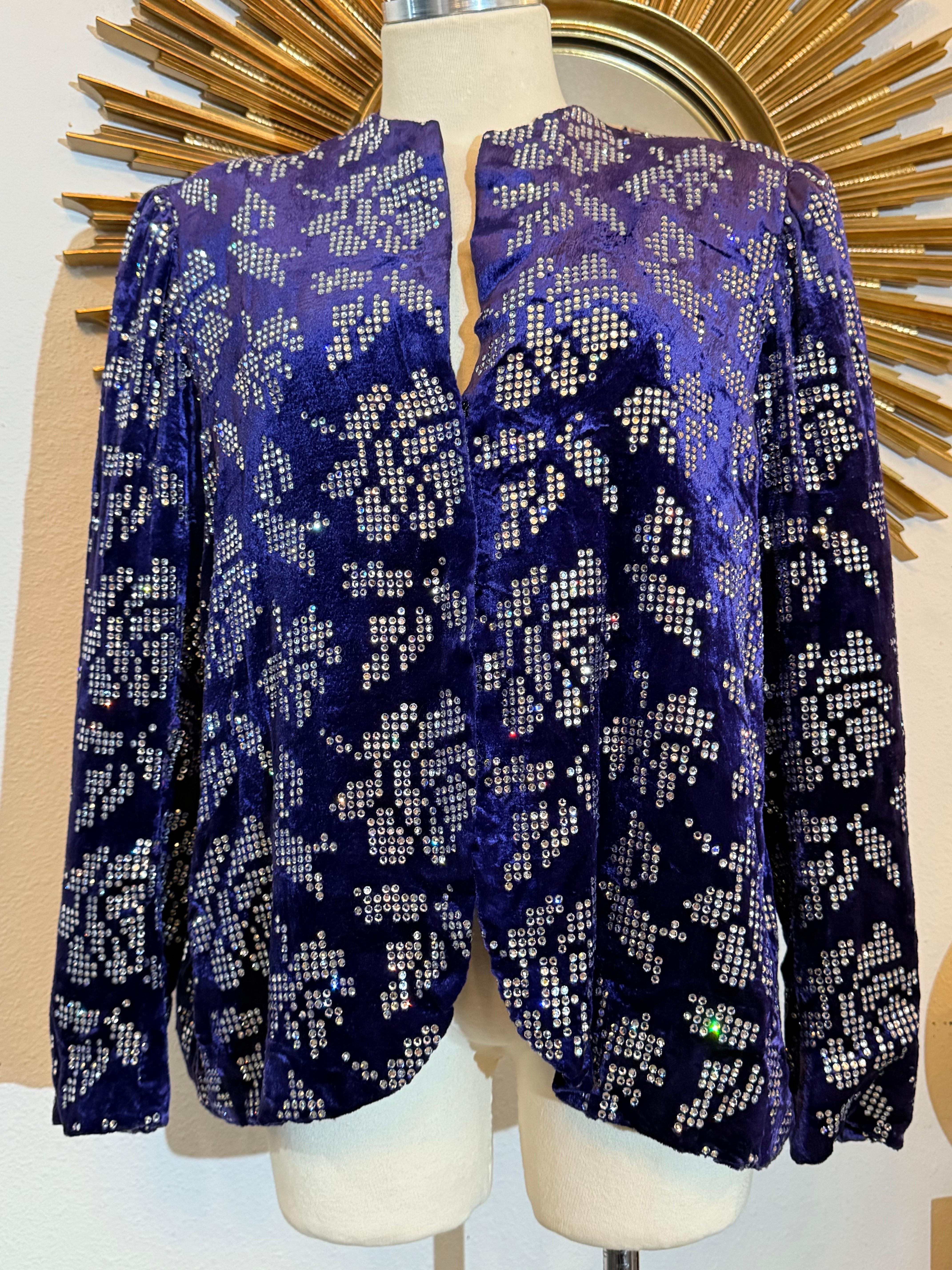Giacca in velluto con panni di seta viola cobalto di Arnold Scaasi degli anni '80 con rose in strass in vendita 7