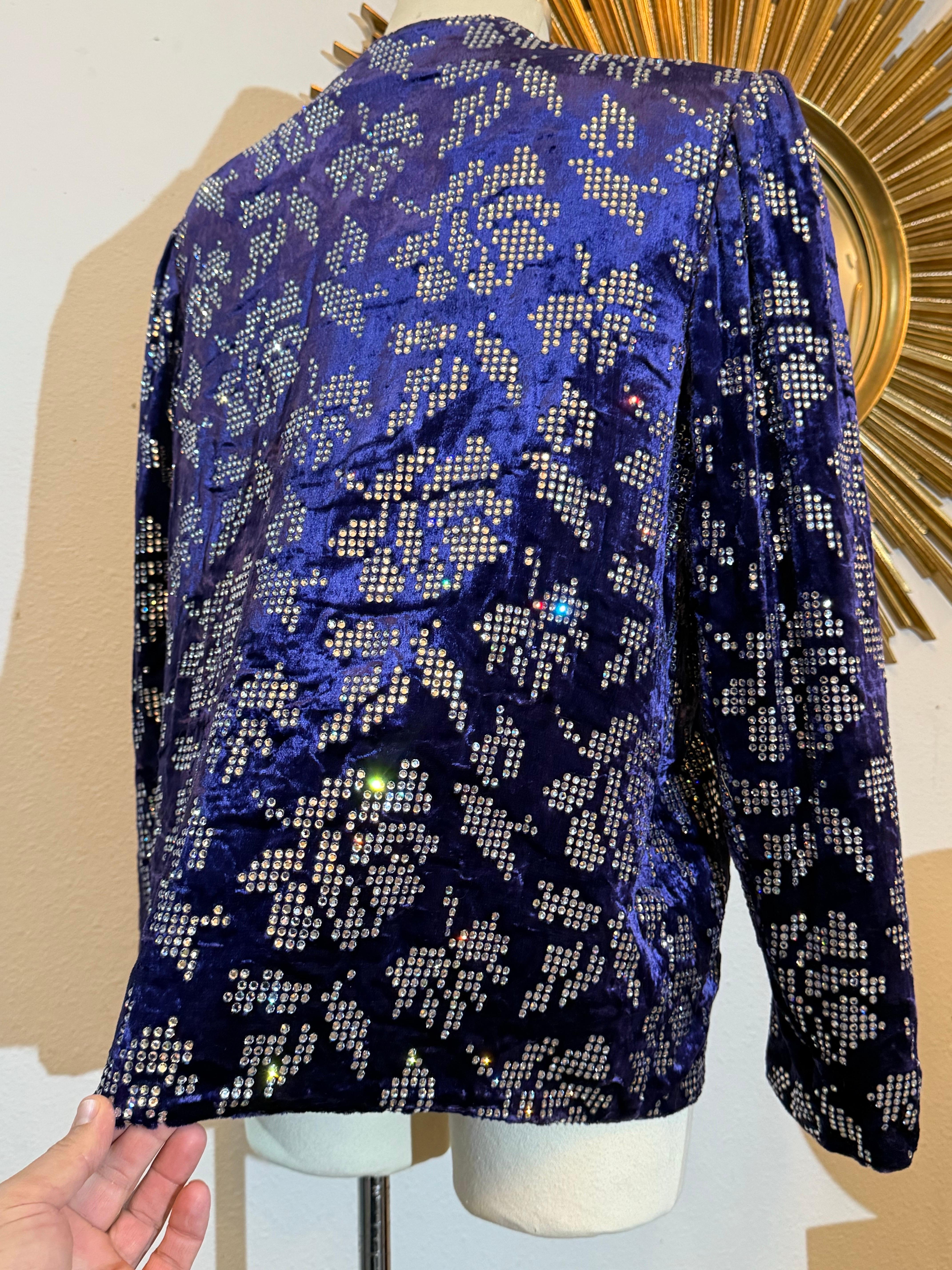 Giacca in velluto con panni di seta viola cobalto di Arnold Scaasi degli anni '80 con rose in strass in vendita 8