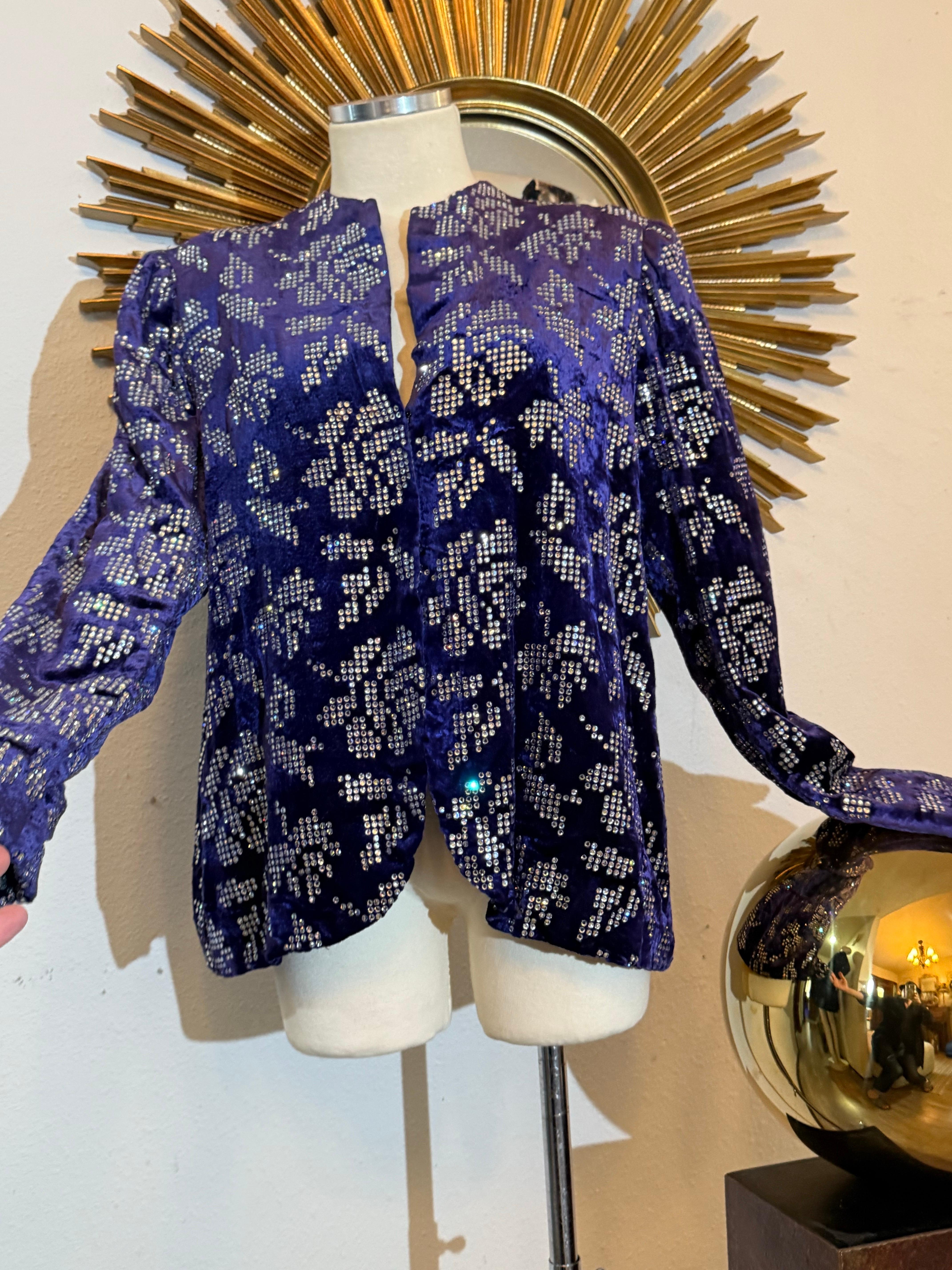 Giacca in velluto con panni di seta viola cobalto di Arnold Scaasi degli anni '80 con rose in strass in vendita 9