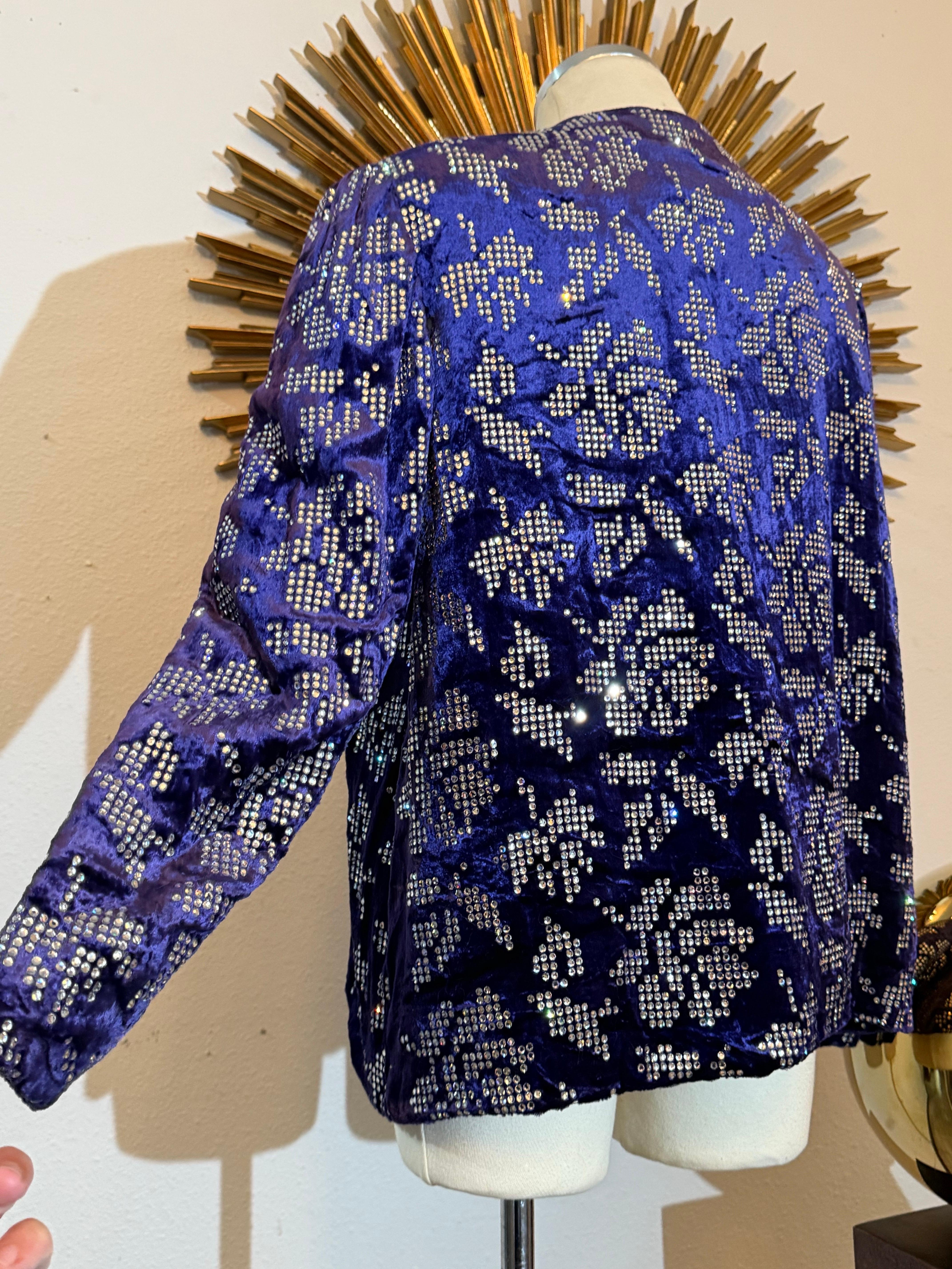 Giacca in velluto con panni di seta viola cobalto di Arnold Scaasi degli anni '80 con rose in strass in vendita 10