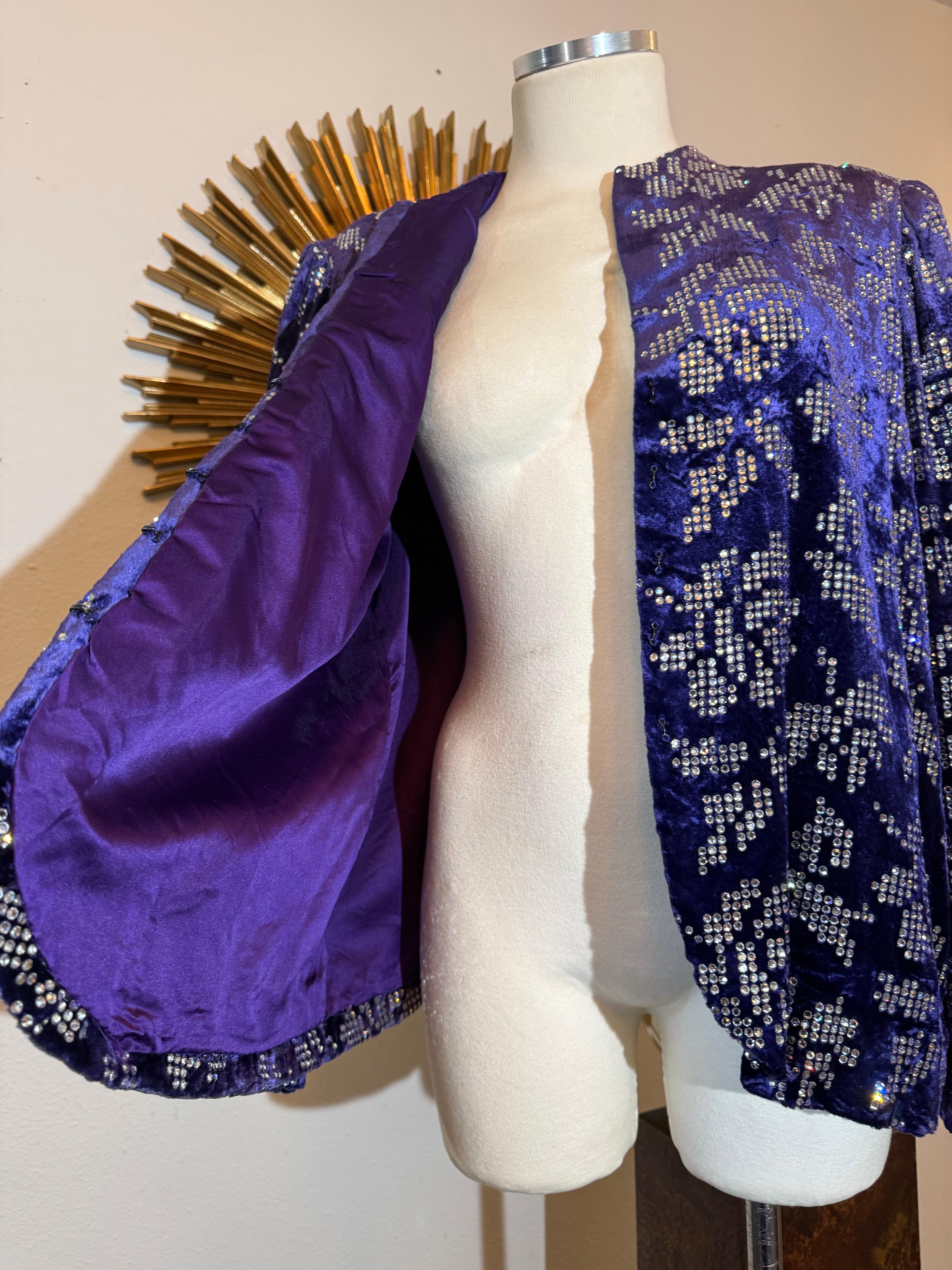Giacca in velluto con panni di seta viola cobalto di Arnold Scaasi degli anni '80 con rose in strass in vendita 11