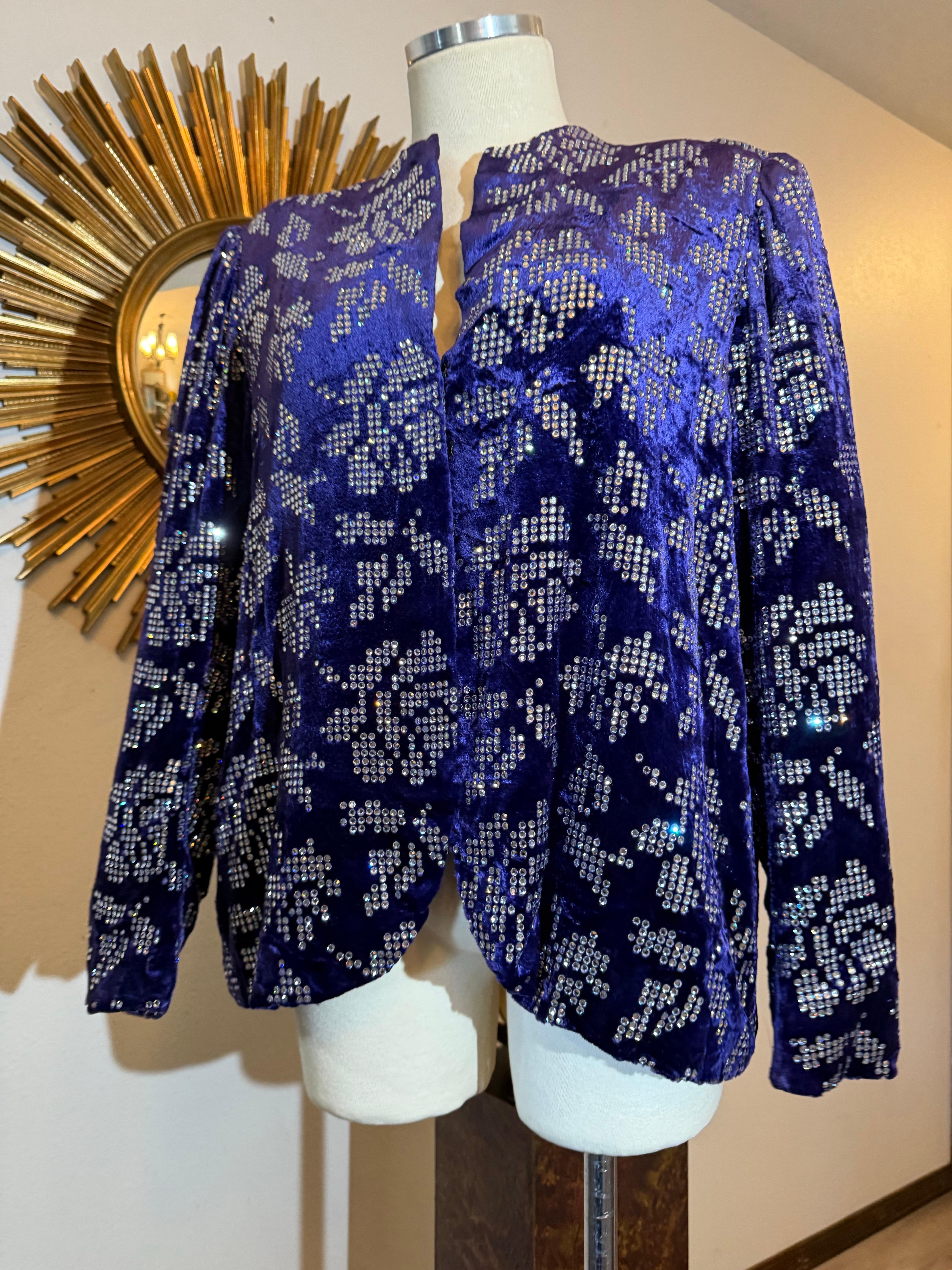 Blu Giacca in velluto con panni di seta viola cobalto di Arnold Scaasi degli anni '80 con rose in strass in vendita