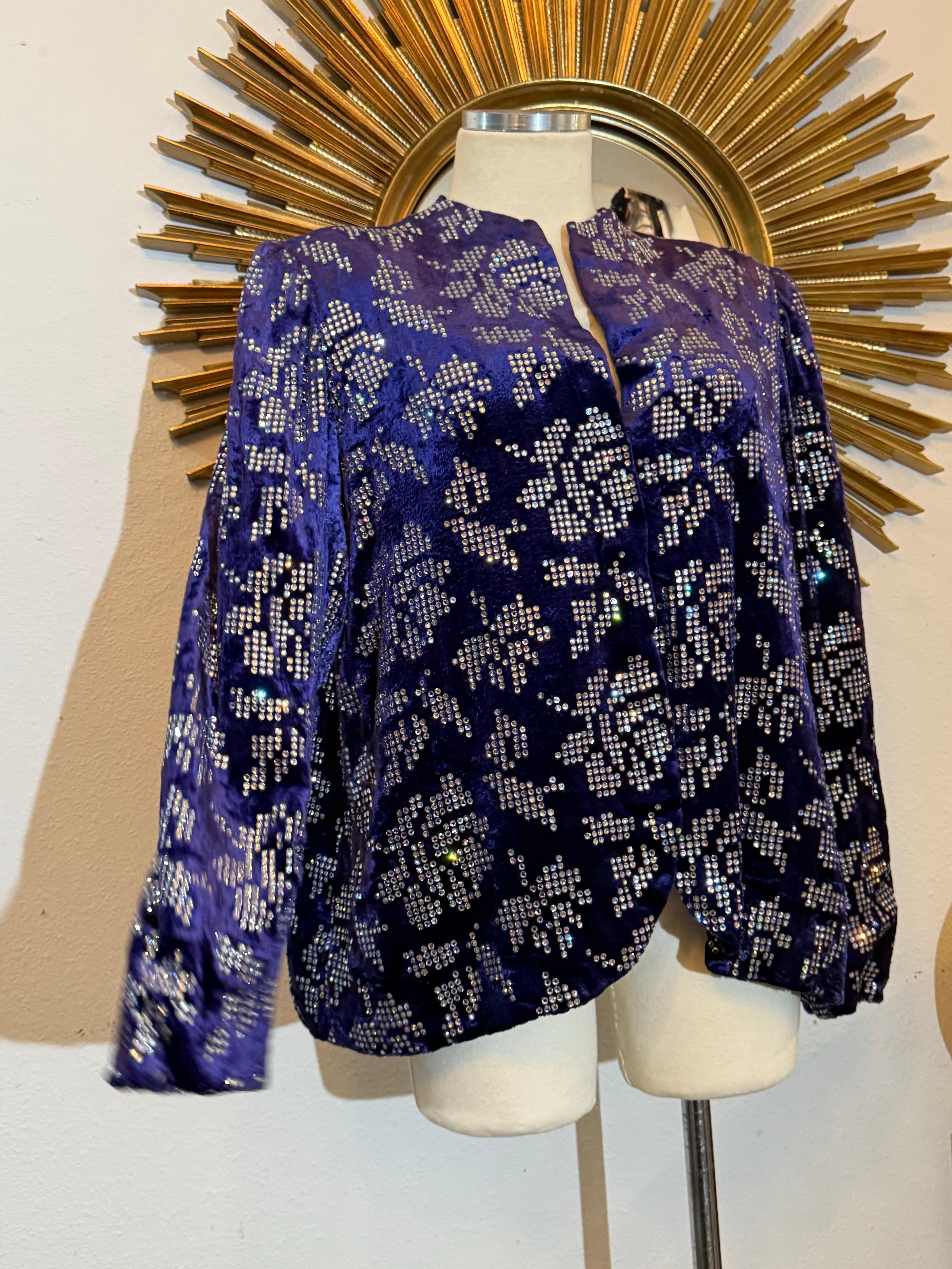 Giacca in velluto con panni di seta viola cobalto di Arnold Scaasi degli anni '80 con rose in strass In condizioni ottime in vendita a Gresham, OR