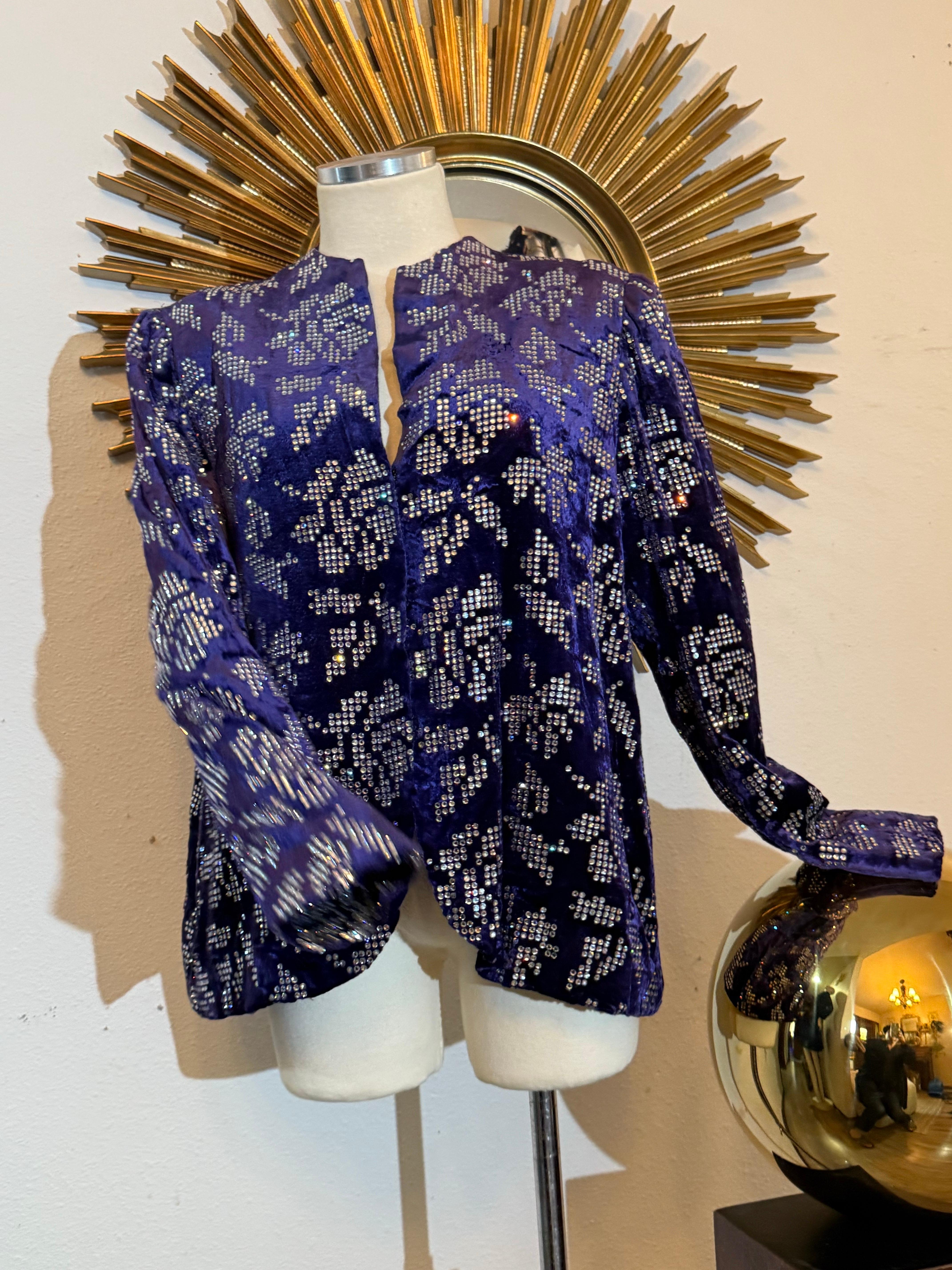 Giacca in velluto con panni di seta viola cobalto di Arnold Scaasi degli anni '80 con rose in strass in vendita 2