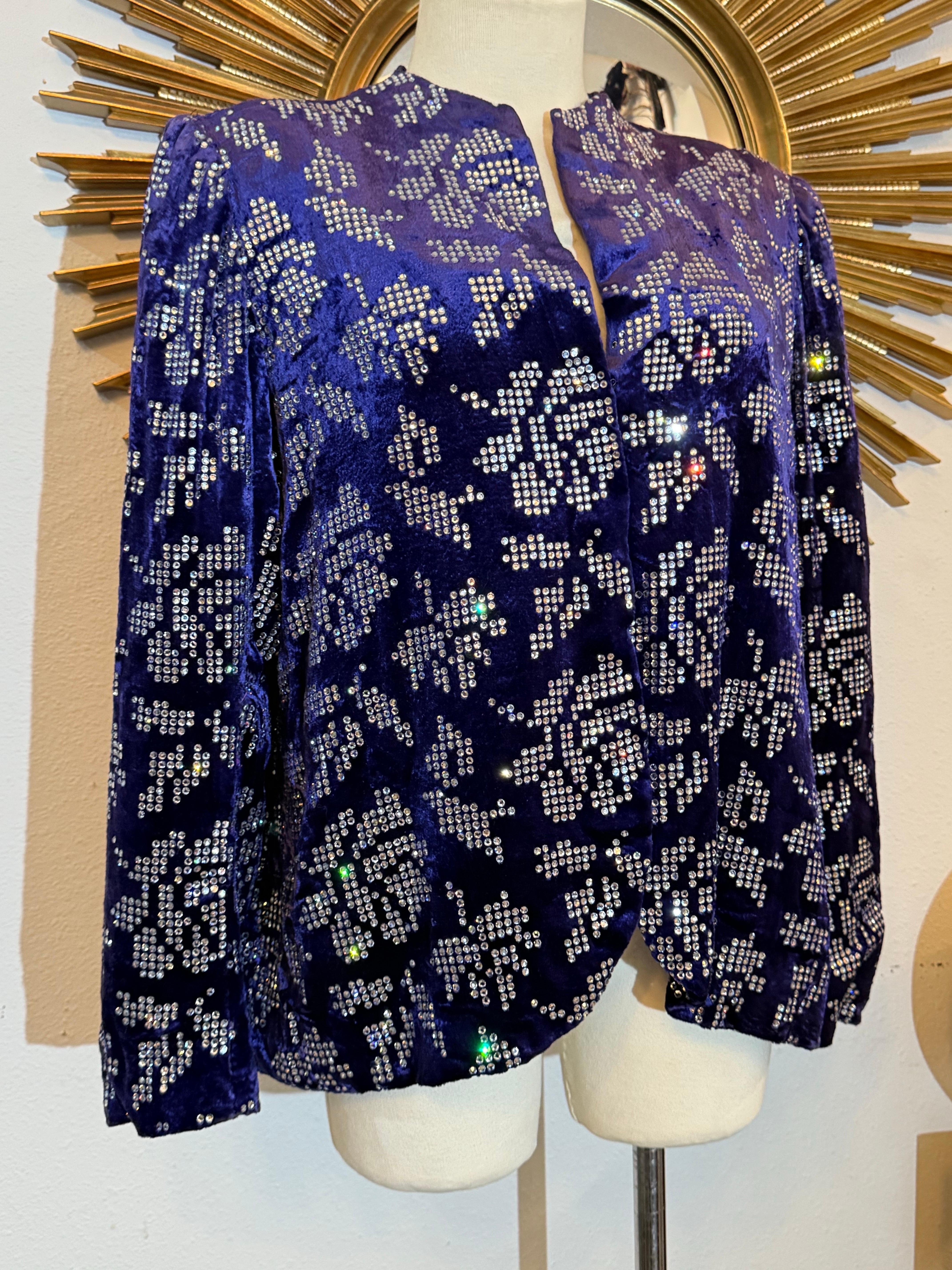 Giacca in velluto con panni di seta viola cobalto di Arnold Scaasi degli anni '80 con rose in strass in vendita 3