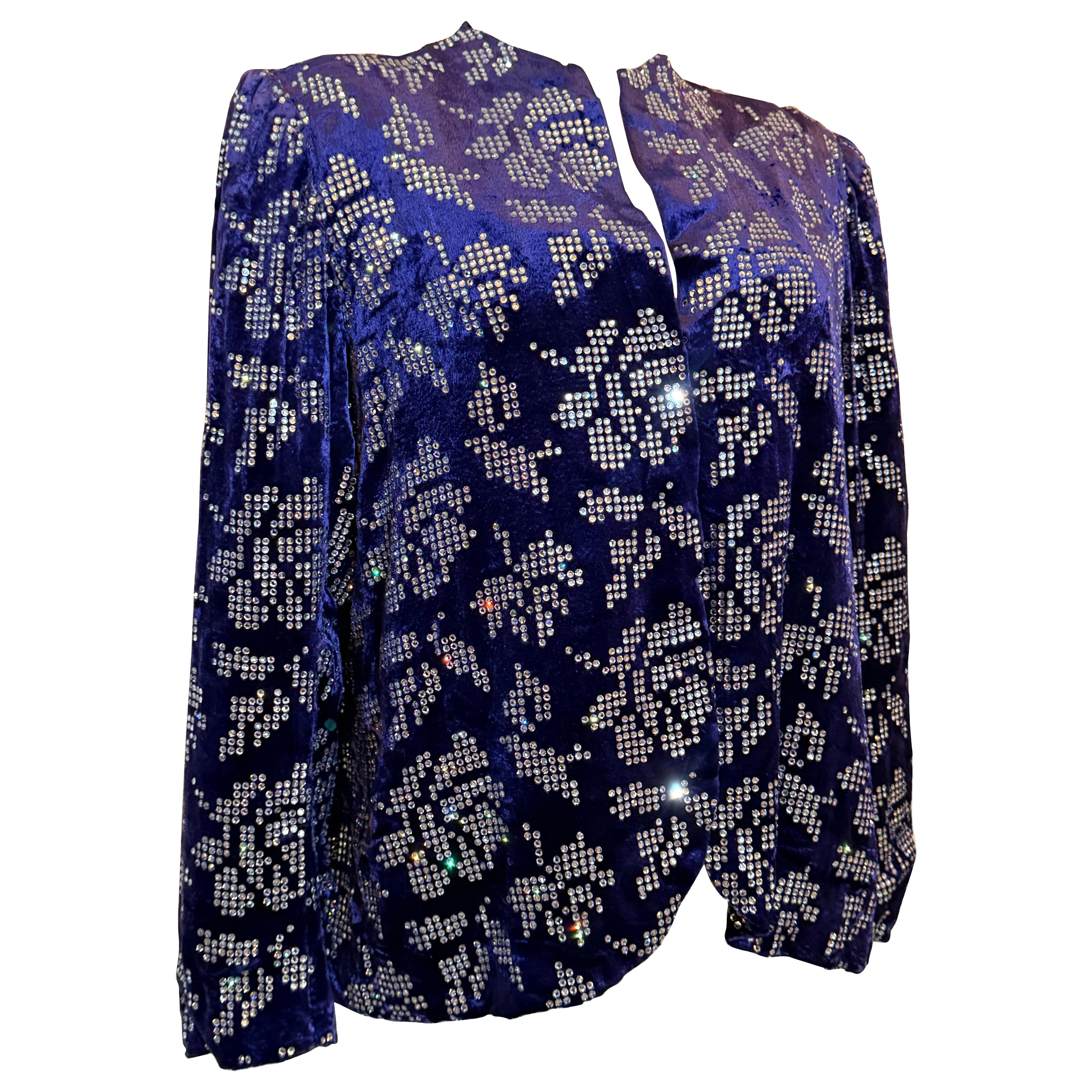 Giacca in velluto con panni di seta viola cobalto di Arnold Scaasi degli anni '80 con rose in strass in vendita