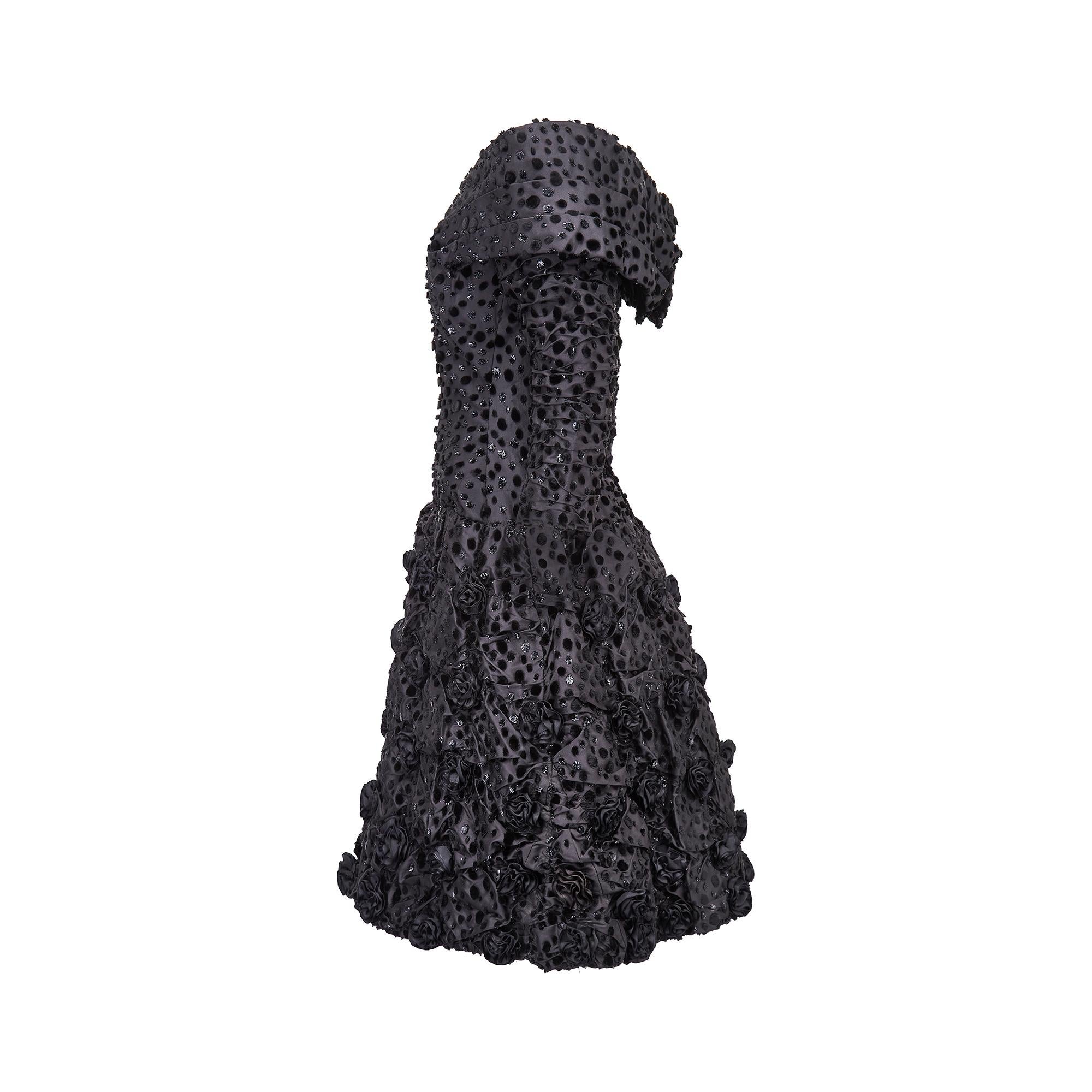 1980er Arnold Scaasi Couture Schwarzes Rosette-Kleid aus Samt im Zustand „Hervorragend“ im Angebot in London, GB