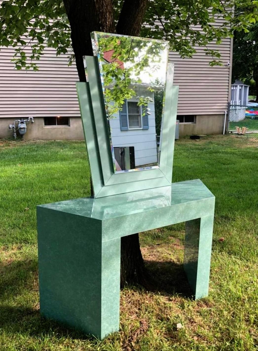 Bureau sur mesure unique en son genre, datant des années 1980, avec miroir de style art déco.

Dimensions du bureau de courtoisie en acrylique vert :
largeur : 54
profondeur : 16
hauteur : 30


Les dimensions du miroir vert de style art déco