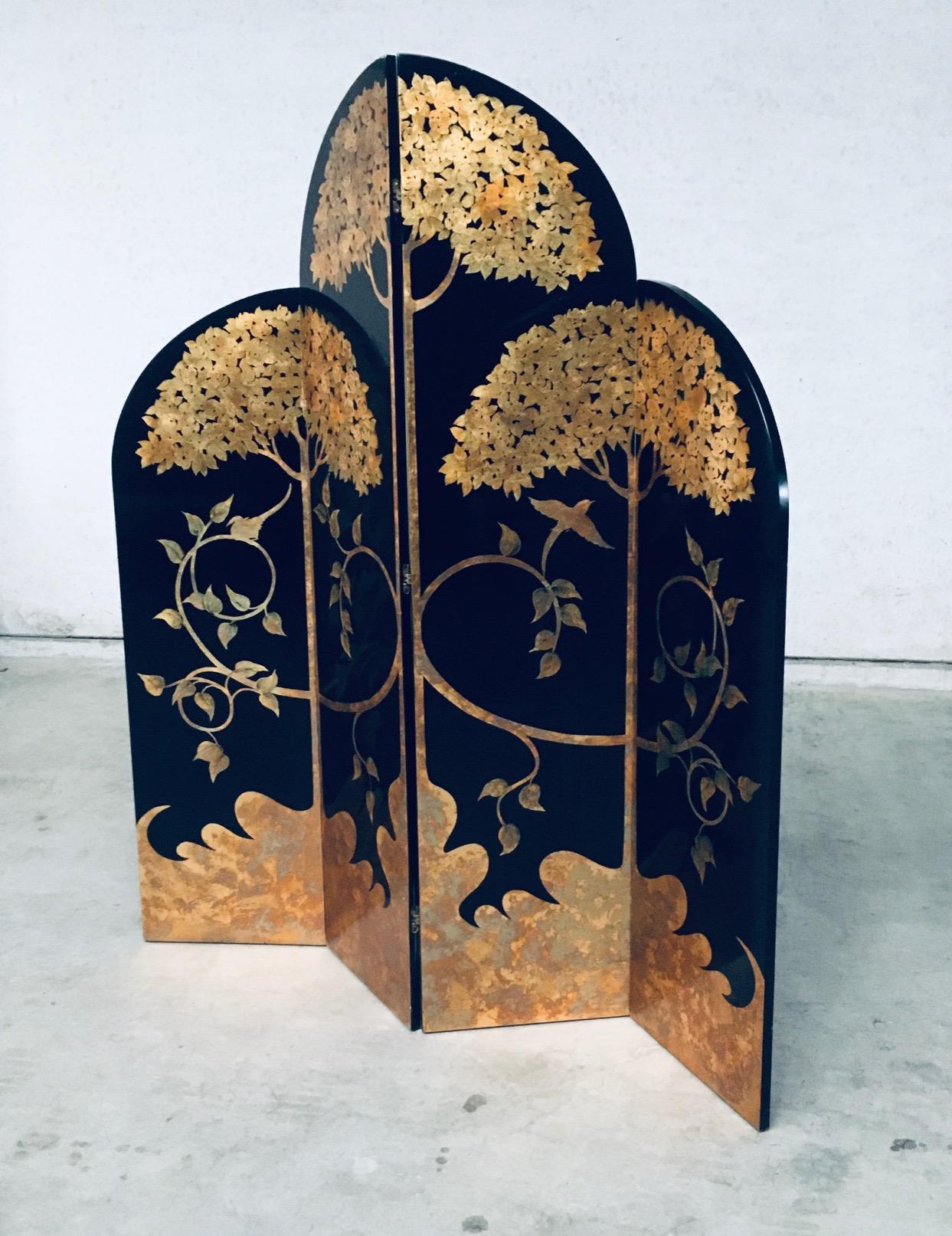 Vintage Art Deco Revival Asian Style Black & Gold Leaf 4 Panel Free Standing Screen Room Divider. Hergestellt in den 1980er Jahren. Wahrscheinlich in Thailand oder Indien hergestellt. Schwarz lackierte Holztafeln mit blattvergoldeten Baum- und
