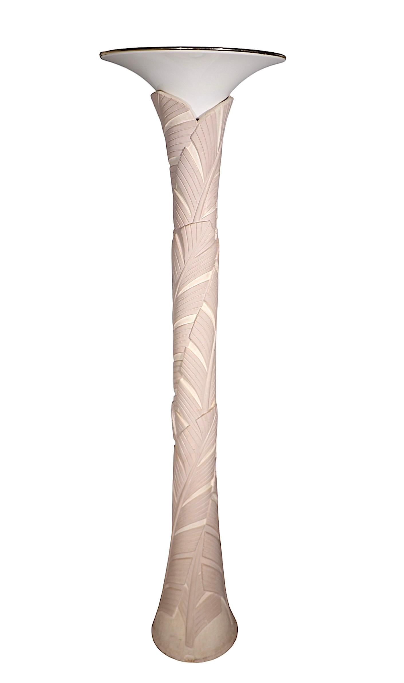20ième siècle 1980's  Torchère en plâtre moderne Art Déco Revival Hollywood Regency de Palm Beach en vente