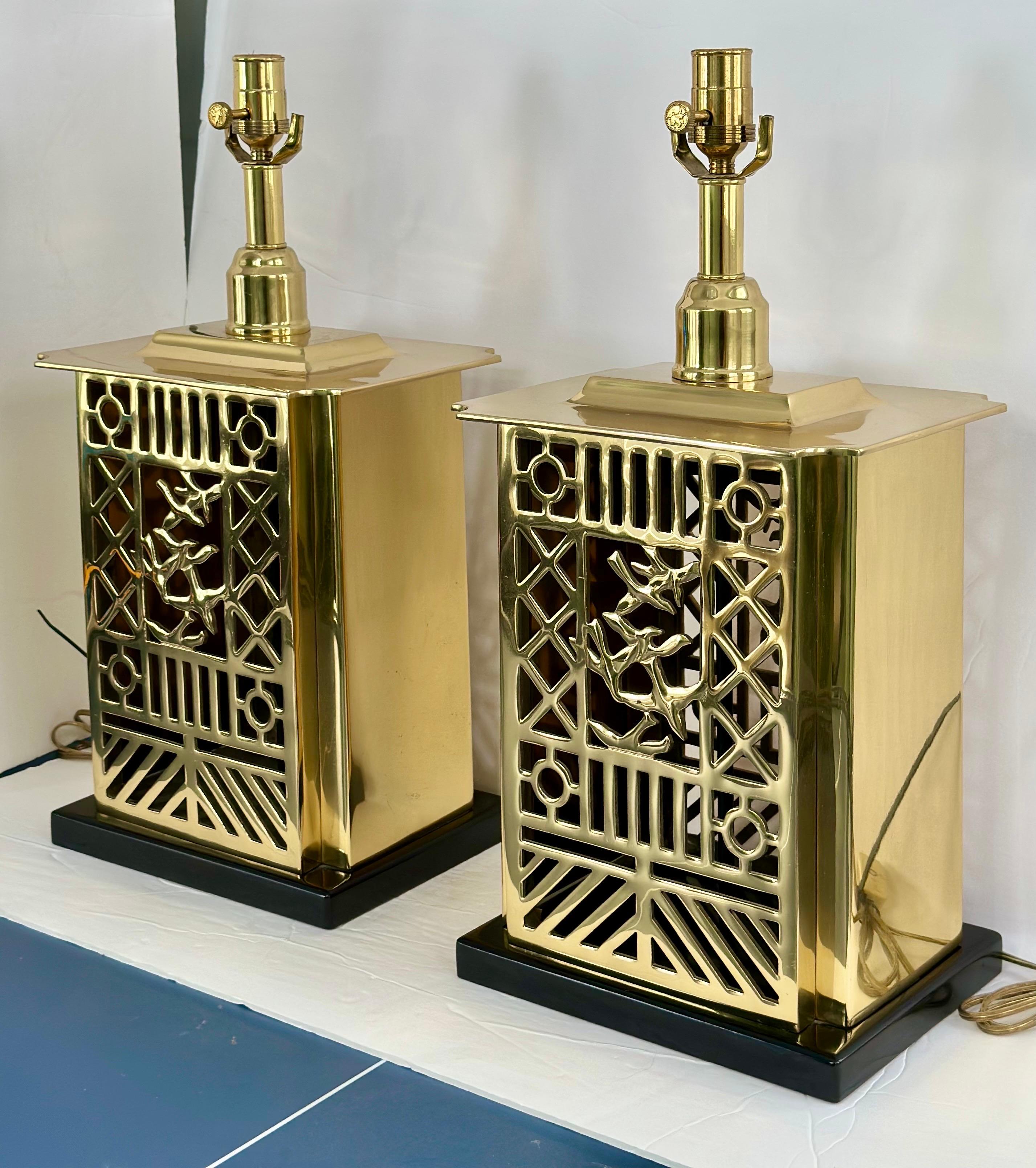 Nous avons le plaisir de vous proposer une rare paire de lampes de Sarreid Ltd, vers les années 1980.  Ces lampes présentent un design élégant qui commence par un socle en bois magnifiquement ébonisé, offrant une base élégante et raffinée.  Sur le