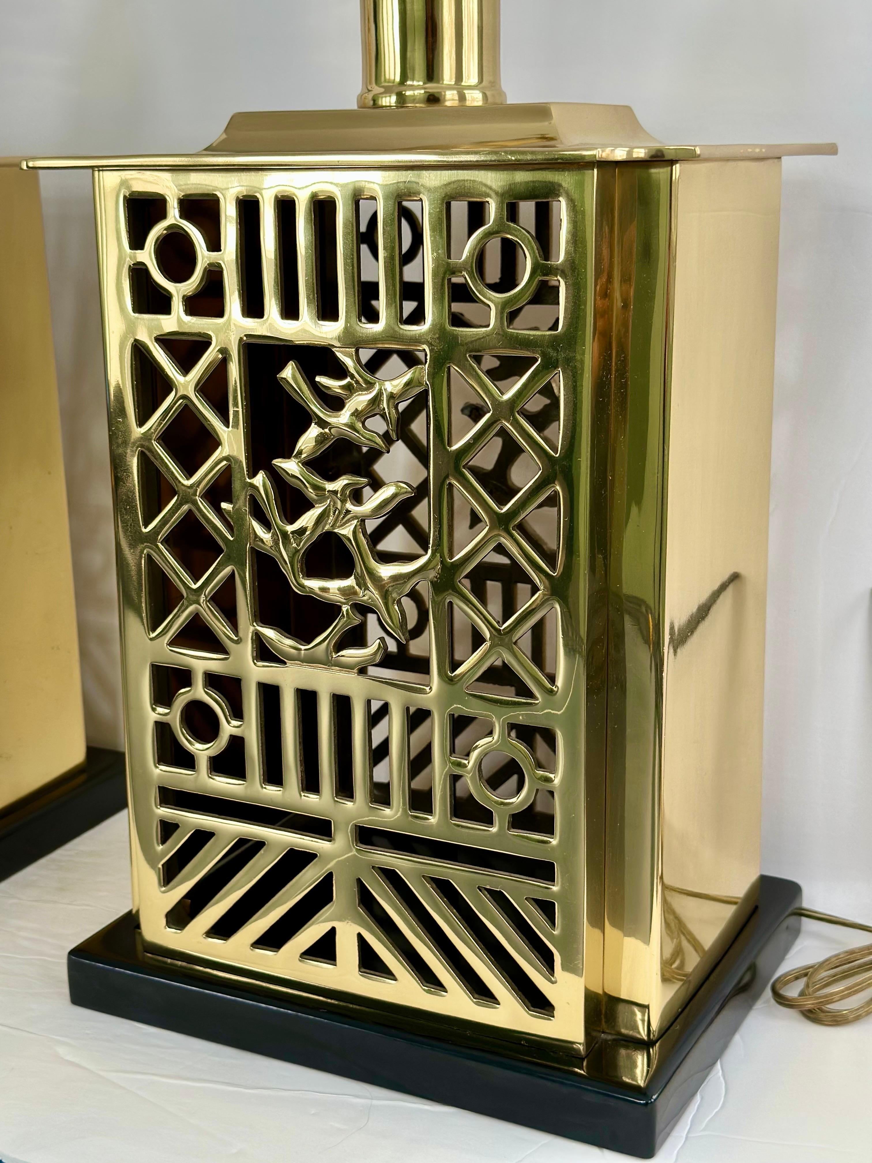 Laiton Paire de lampes de table en treillis en laiton laqué Sarreid Art Déco des années 1980 en vente