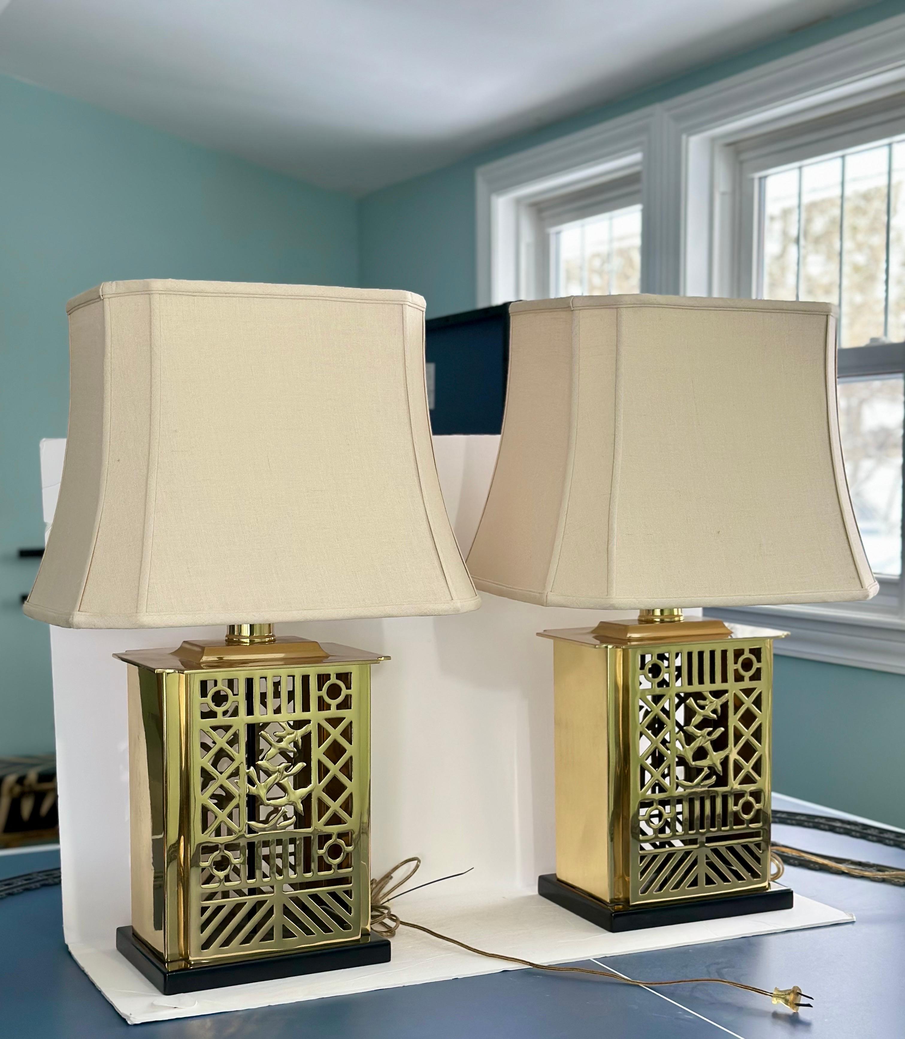 Paire de lampes de table en treillis en laiton laqué Sarreid Art Déco des années 1980 en vente 2