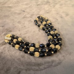 Bracelet à plusieurs rangs de style Art déco des années 1980, en cristal noir et laiton, signé Trifari