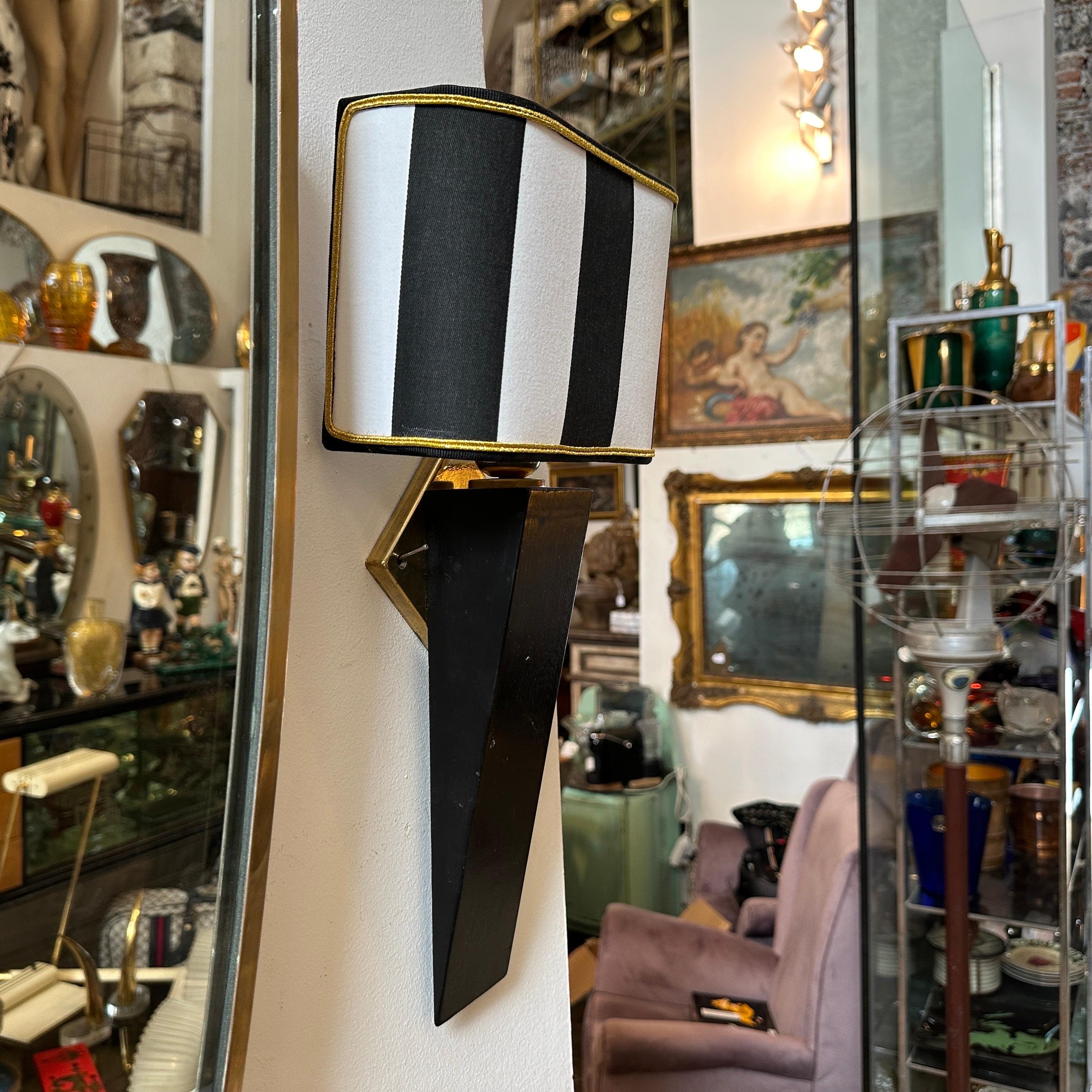 Eleganter italienischer Wandleuchter aus schwarz lackiertem Holz und Messing im Art-déco-Stil der 1980er Jahre im Angebot 4